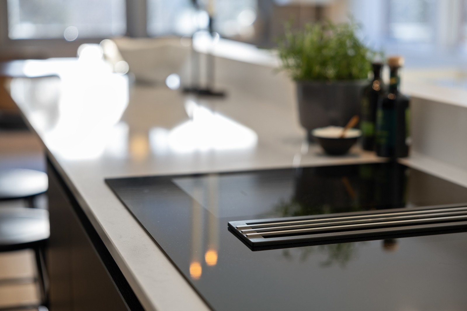 Kjøkkenet har platetopp med integrert kjøkkenvifte fra kvalitetsleverandøren Miele. Galleribilde