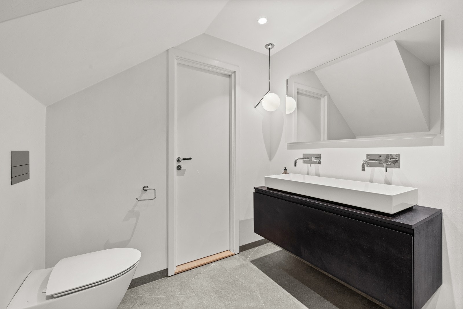 Stilrent og romslig hovedbad, totalrenovert i 2019. Møbelsnekret baderomsmøbel og designvask fra Alape. Galleribilde