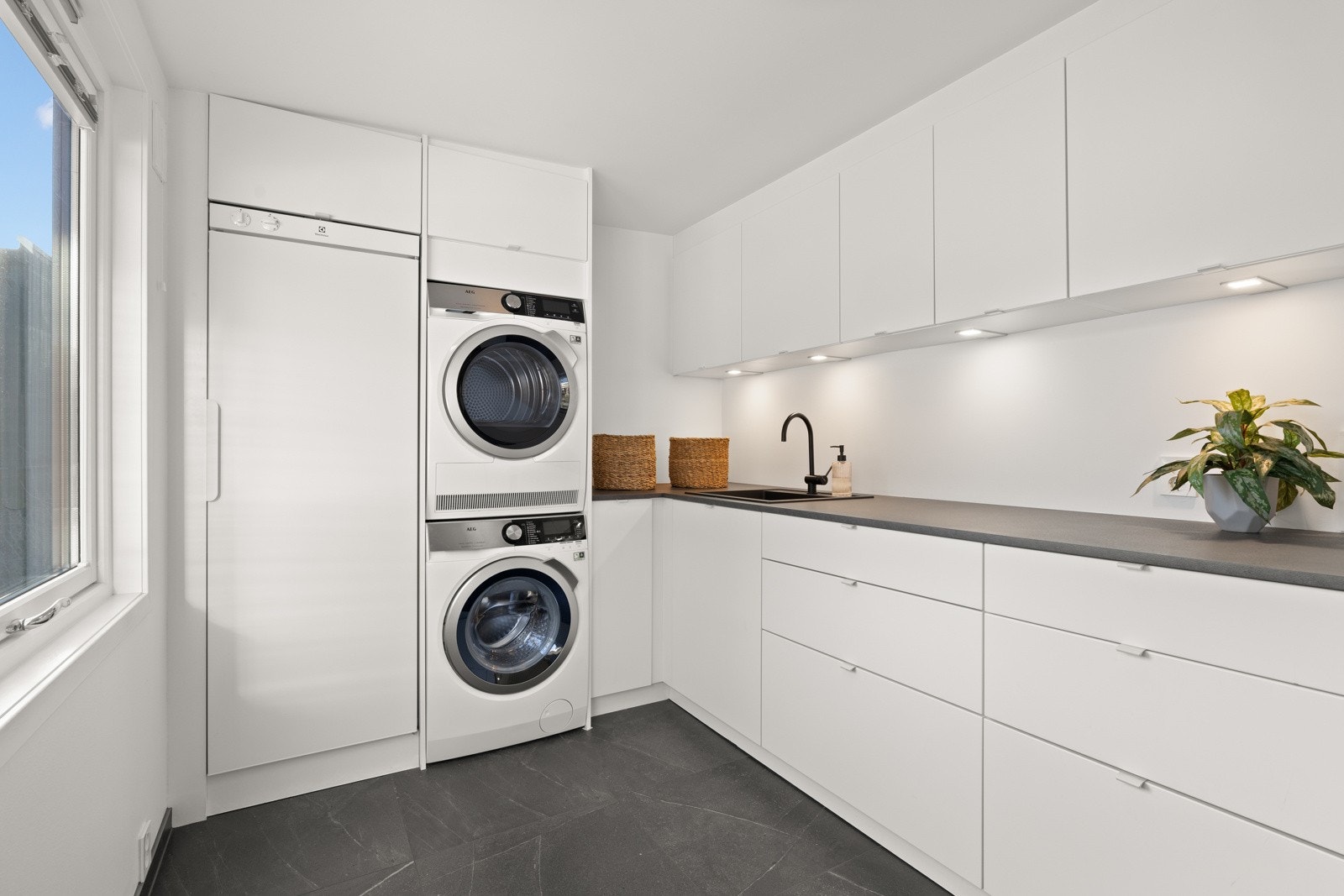 På vaskerommet er det plass til vaskesøyle og varmeskap. Galleribilde