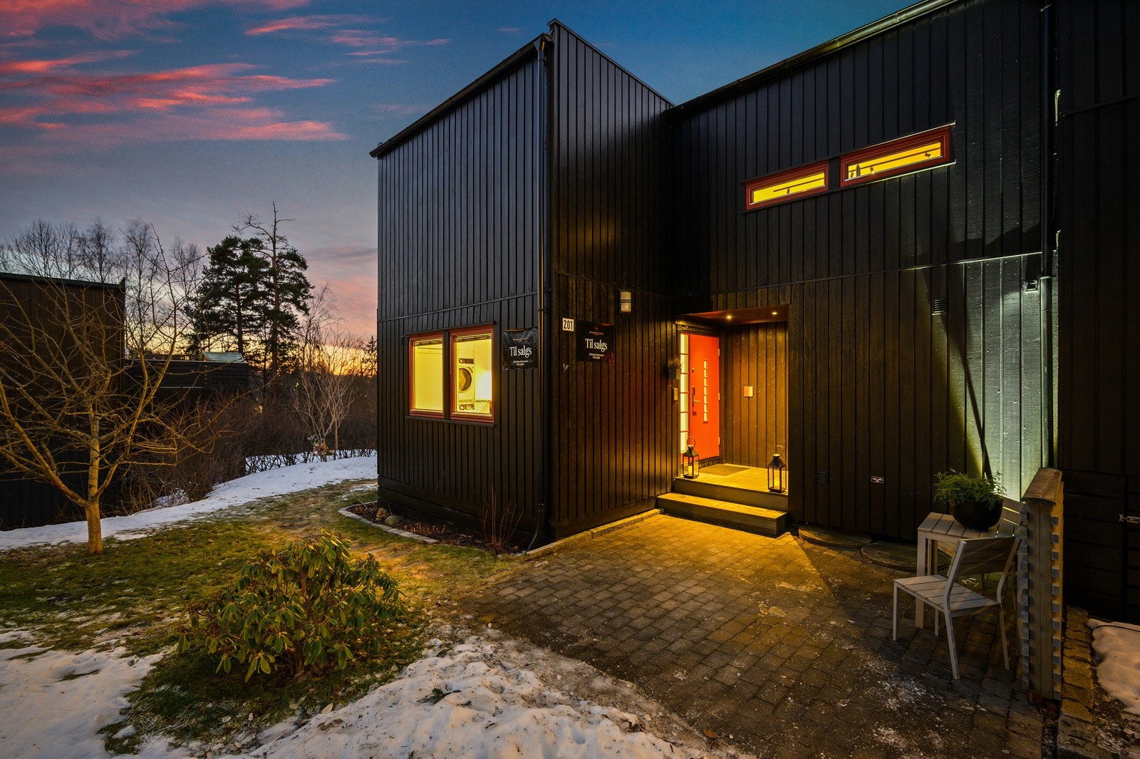 Inngangsparti kveld. Galleribilde