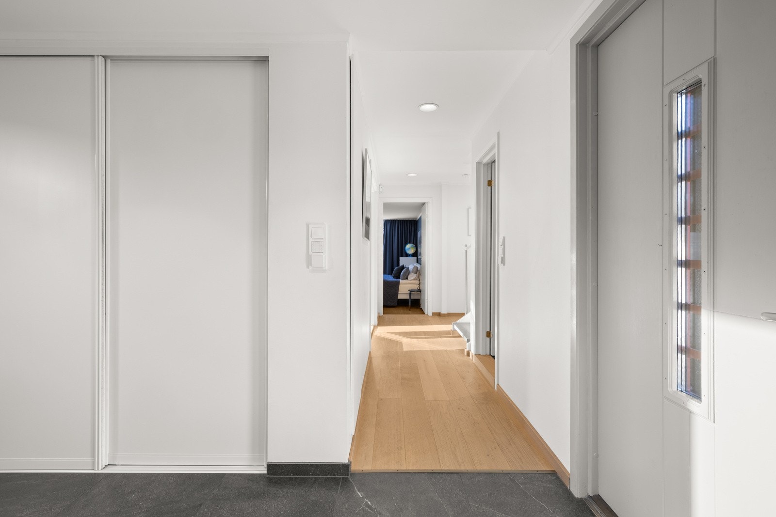 Entre med praktisk garderobeløsning og gode oppbevaringsmuligheter. Galleribilde