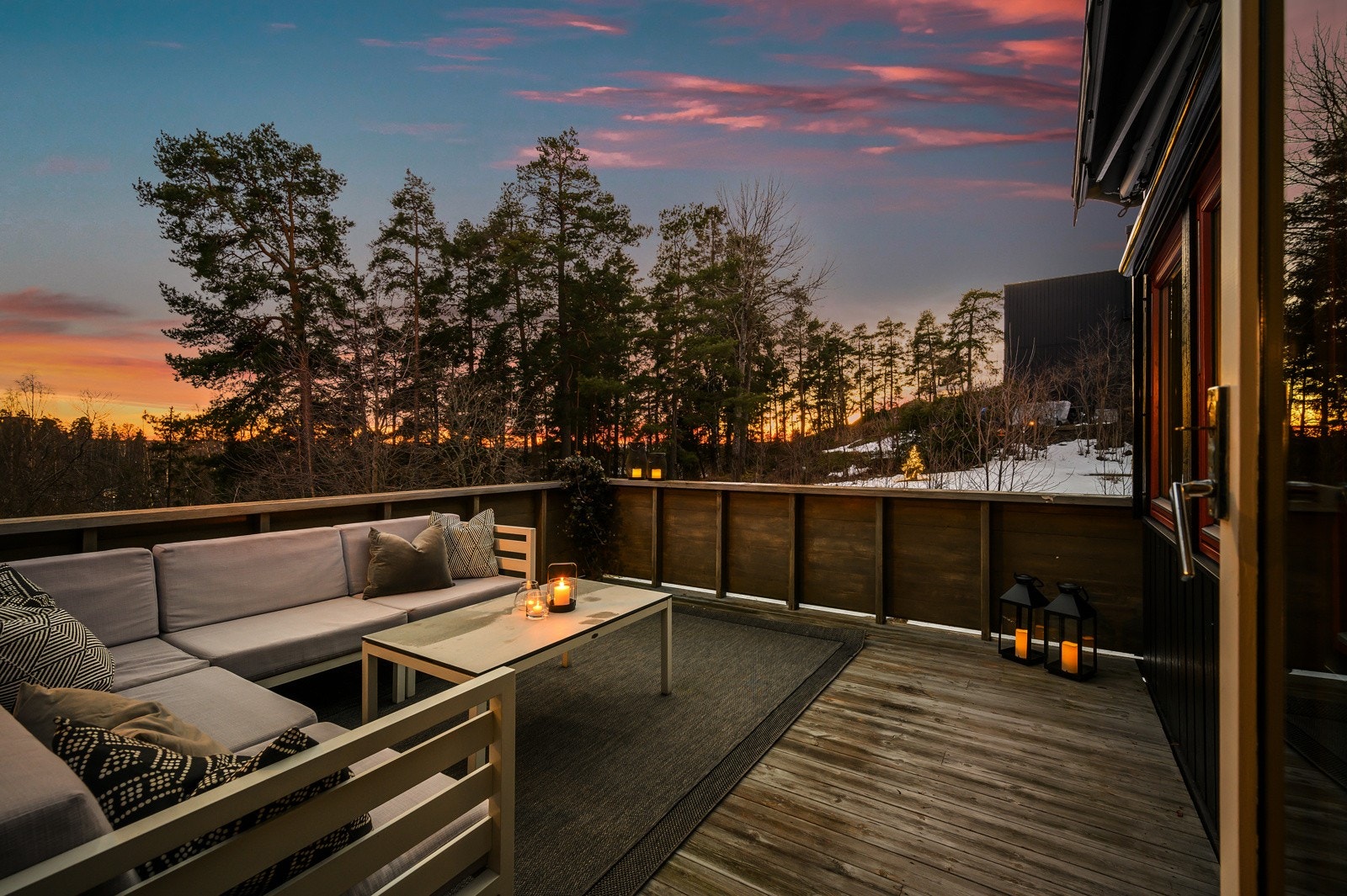 Terrasse i 2. etasje med utsyn over tretoppene og helt usjenert beliggenhet. Galleribilde