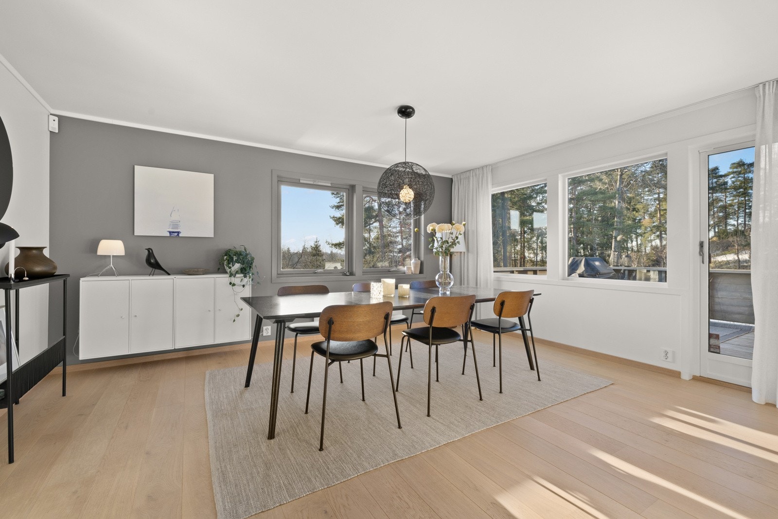 Fra spisestuen er det utgang til usjenert, vestvendt og solfylt terrasse. Galleribilde