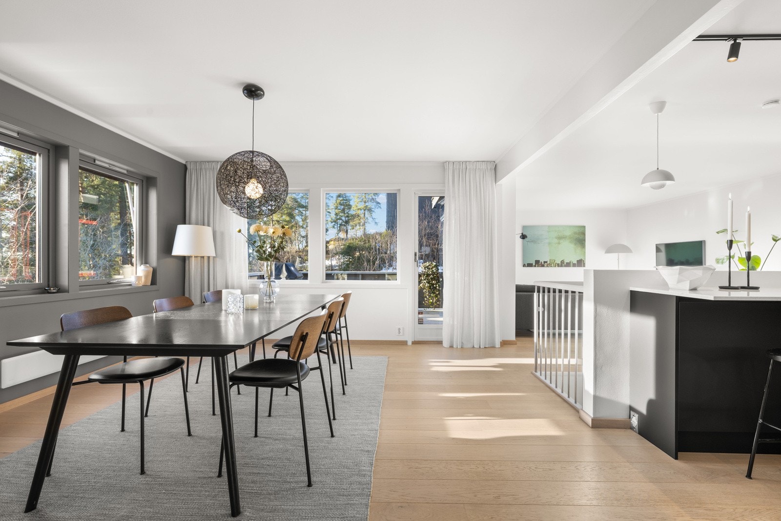 Lys og luftig andre etasje med åpen løsning som forener stue, spisestue og kjøkken - perfekt for både hverdagsliv og sosiale sammenkomster. Galleribilde