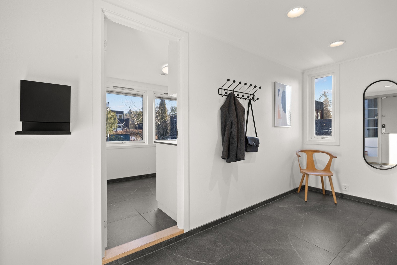 Fra entreen er det direkte inngang til et romslig vaskerom - en praktisk løsning som forenkler hverdagen. Galleribilde