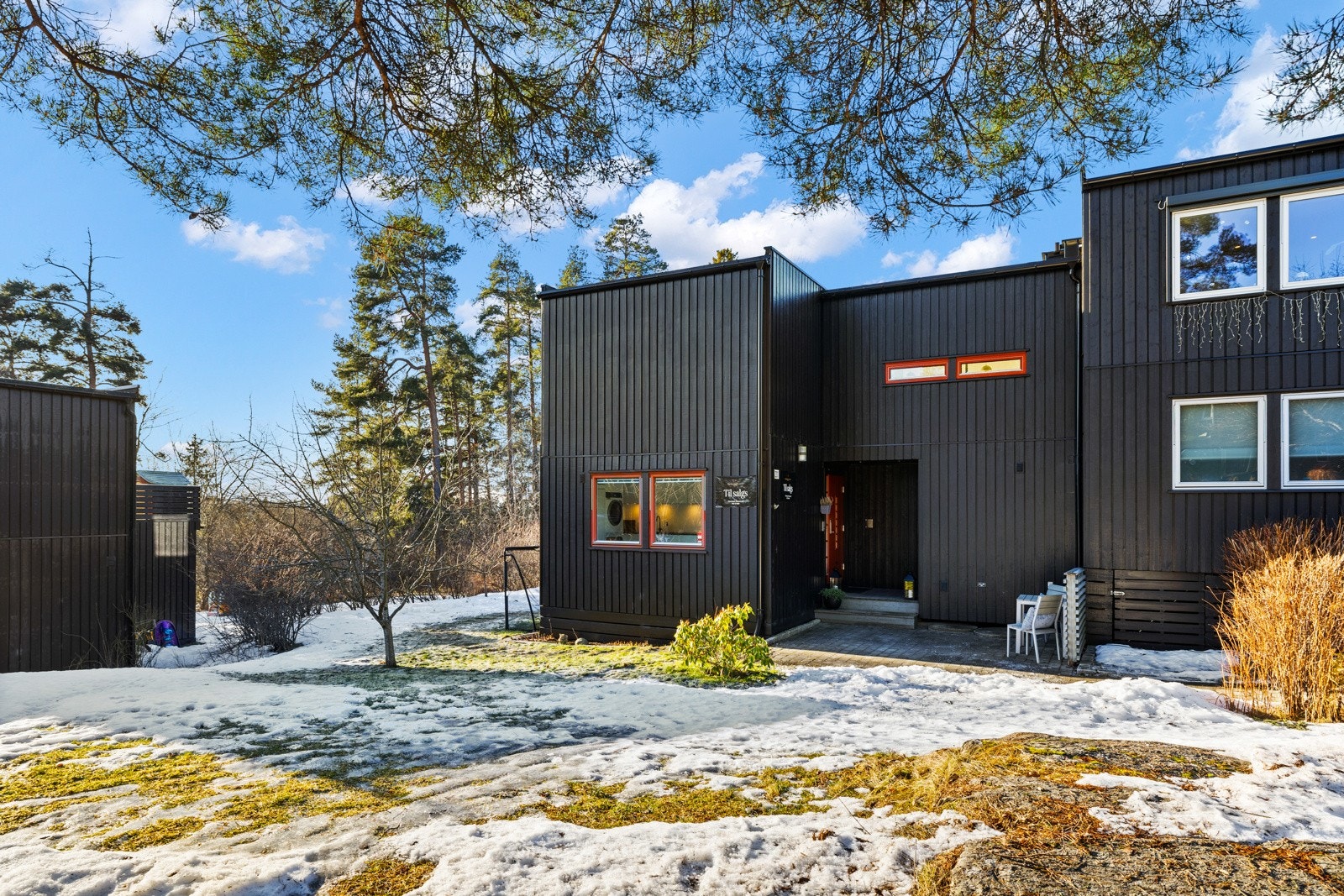 Det er store grøntområder rundt boligen. Galleribilde