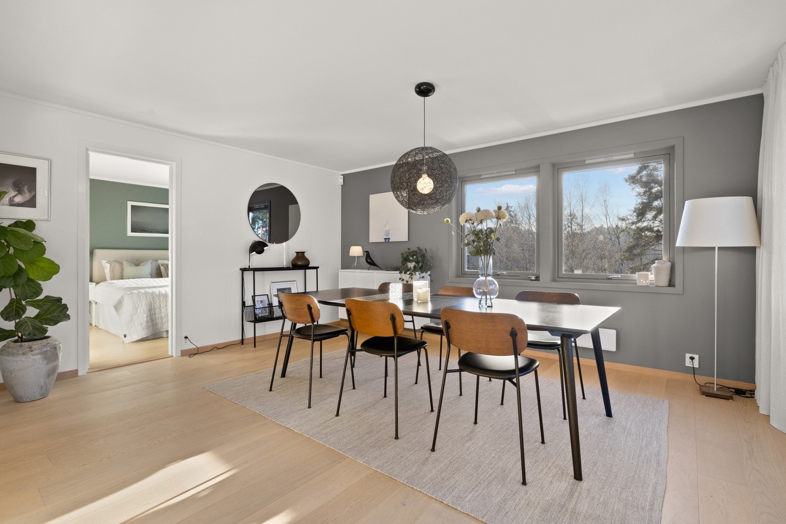 Lys og innbydende spisestue med store vindusflater som slipper inn dagslys fra flere himmelretninger. Nydelig utsikt mot hagen og skogen. God plass til spisestue og ideelt for å samle mange gjester. Galleribilde