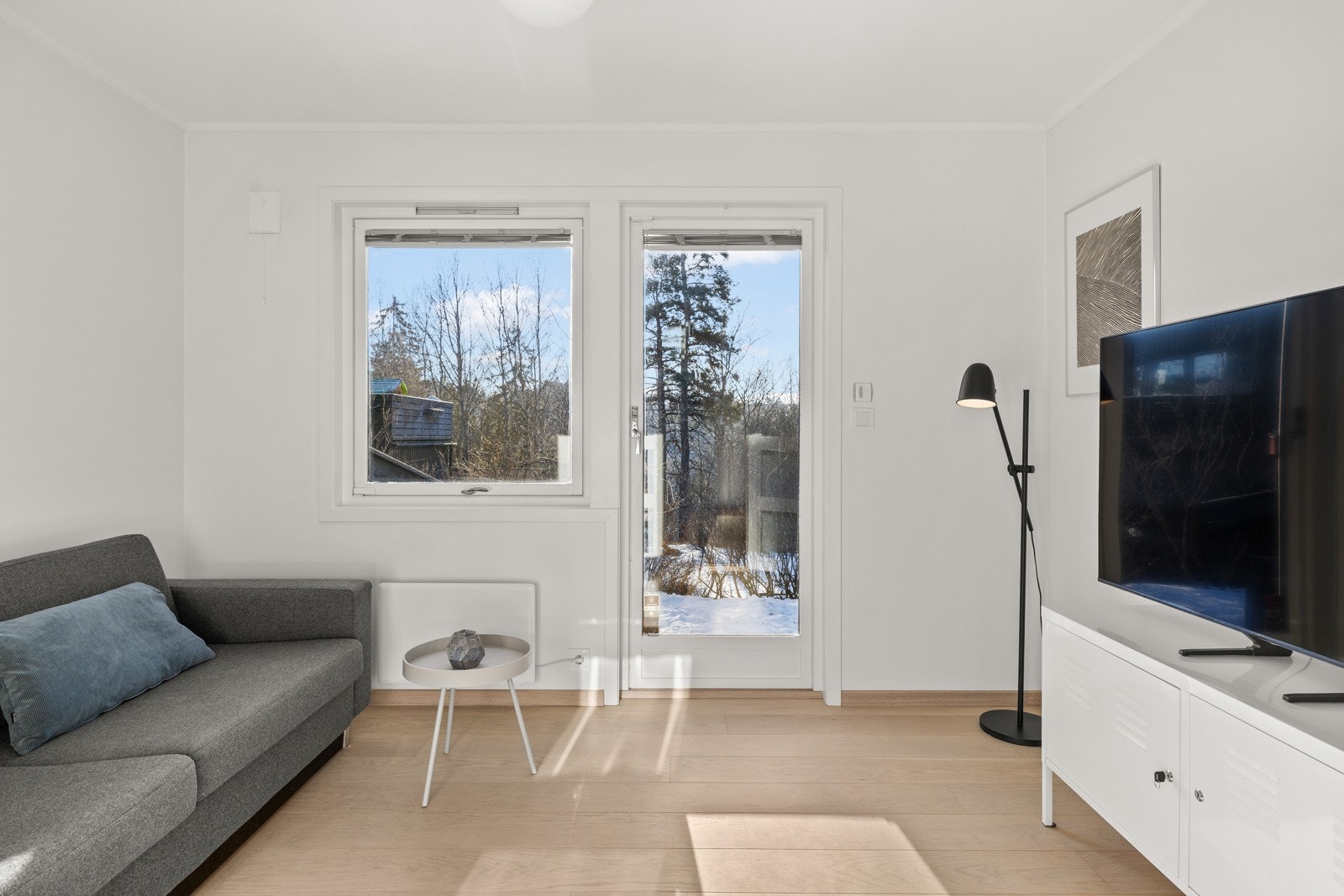 Lys og luftig TV-stue med nydelig utsikt mot hagen og urskogen rett utenfor. Galleribilde