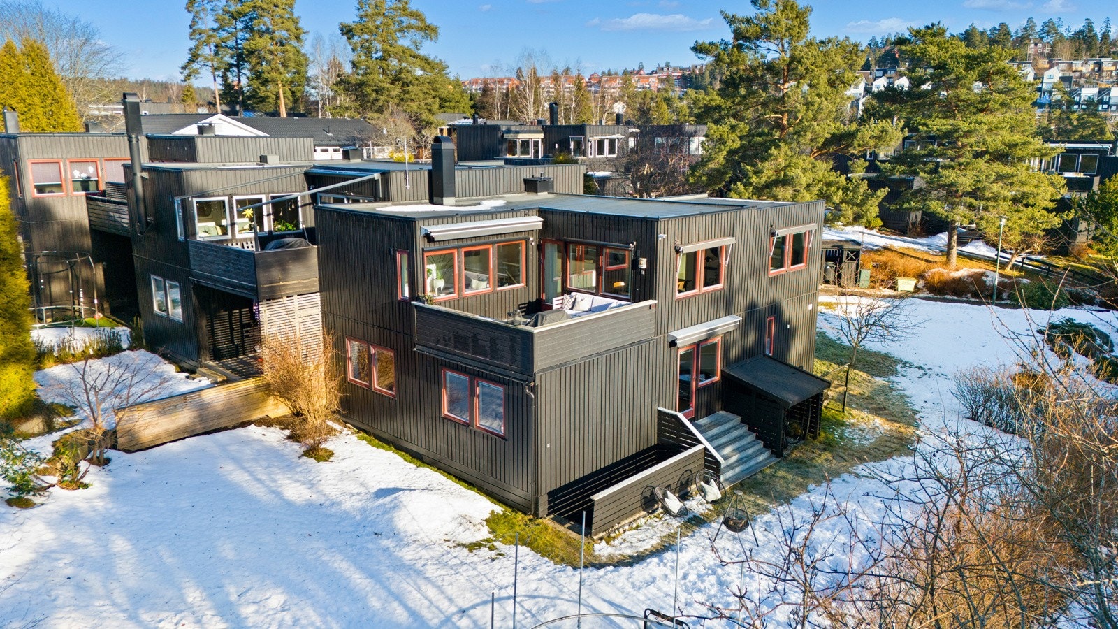 Solfylt tomt, med sol fra tidlig morgen til kl. 20-21 på sommeren. Galleribilde