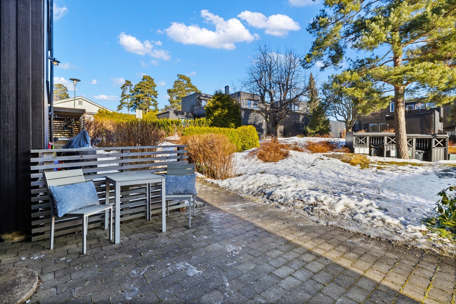 Inngangsparti med beleggningsstein og plass til utemøblement. Galleribilde