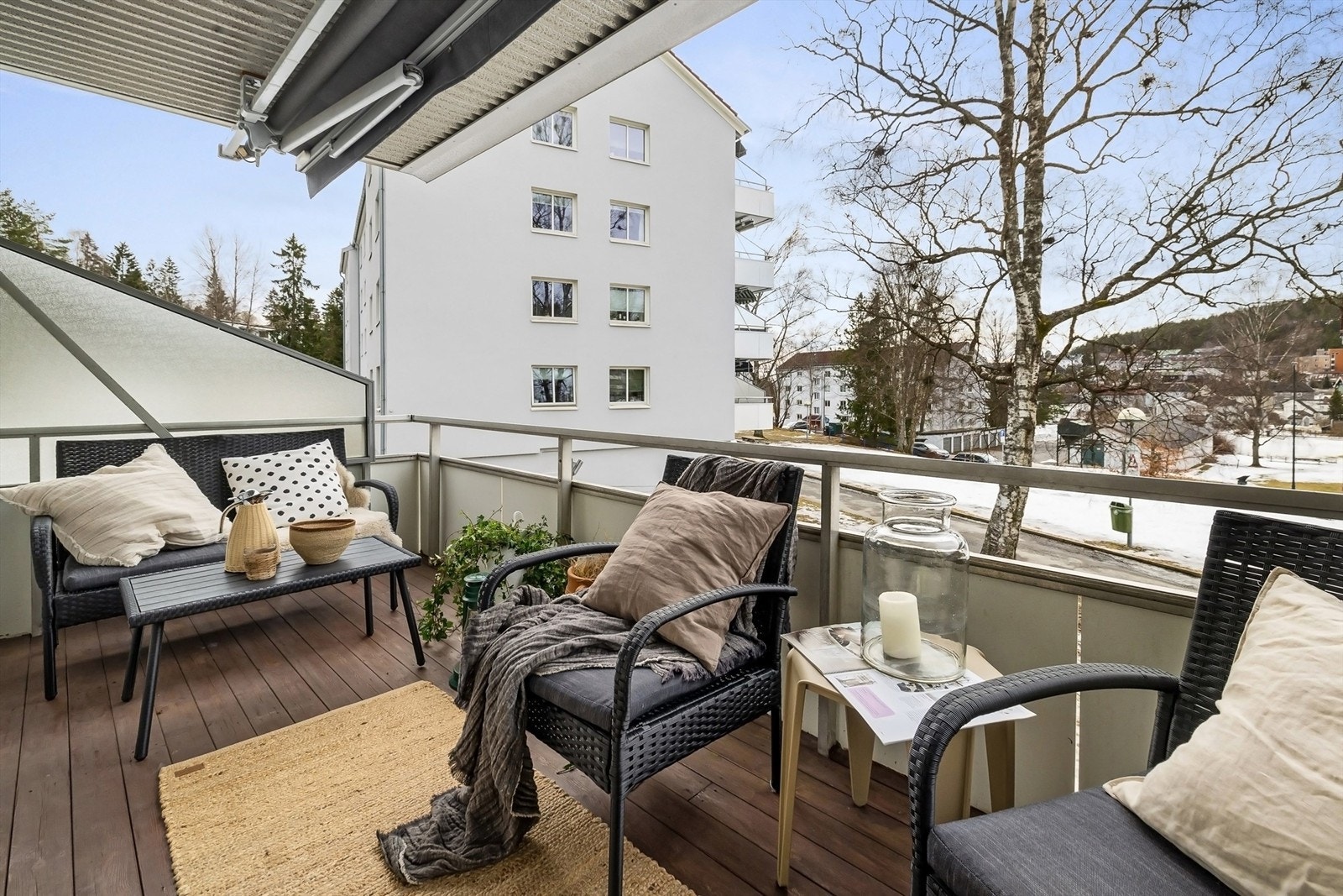Her er det god plass til utemøblement som både sittegruppe og grill - det er tillatt med el- og/eller gassgrill Galleribilde