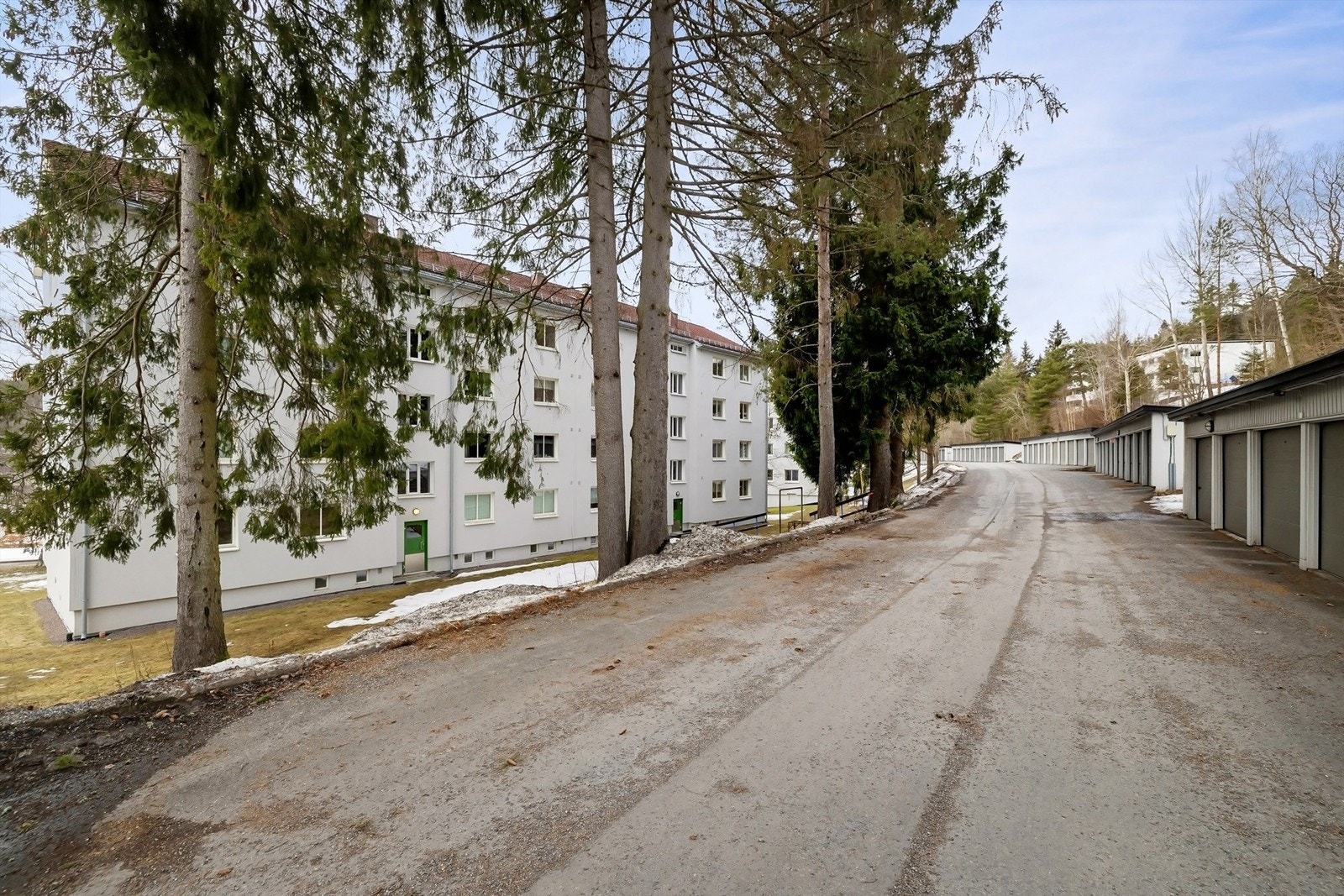 Selger eier 1 garasjeplass, nr. 38, i Skauen garasjelag beliggende ca. 60 meter fra leiligheten - denne kan kjøpes separat til fastpris kr 130.000,- Galleribilde