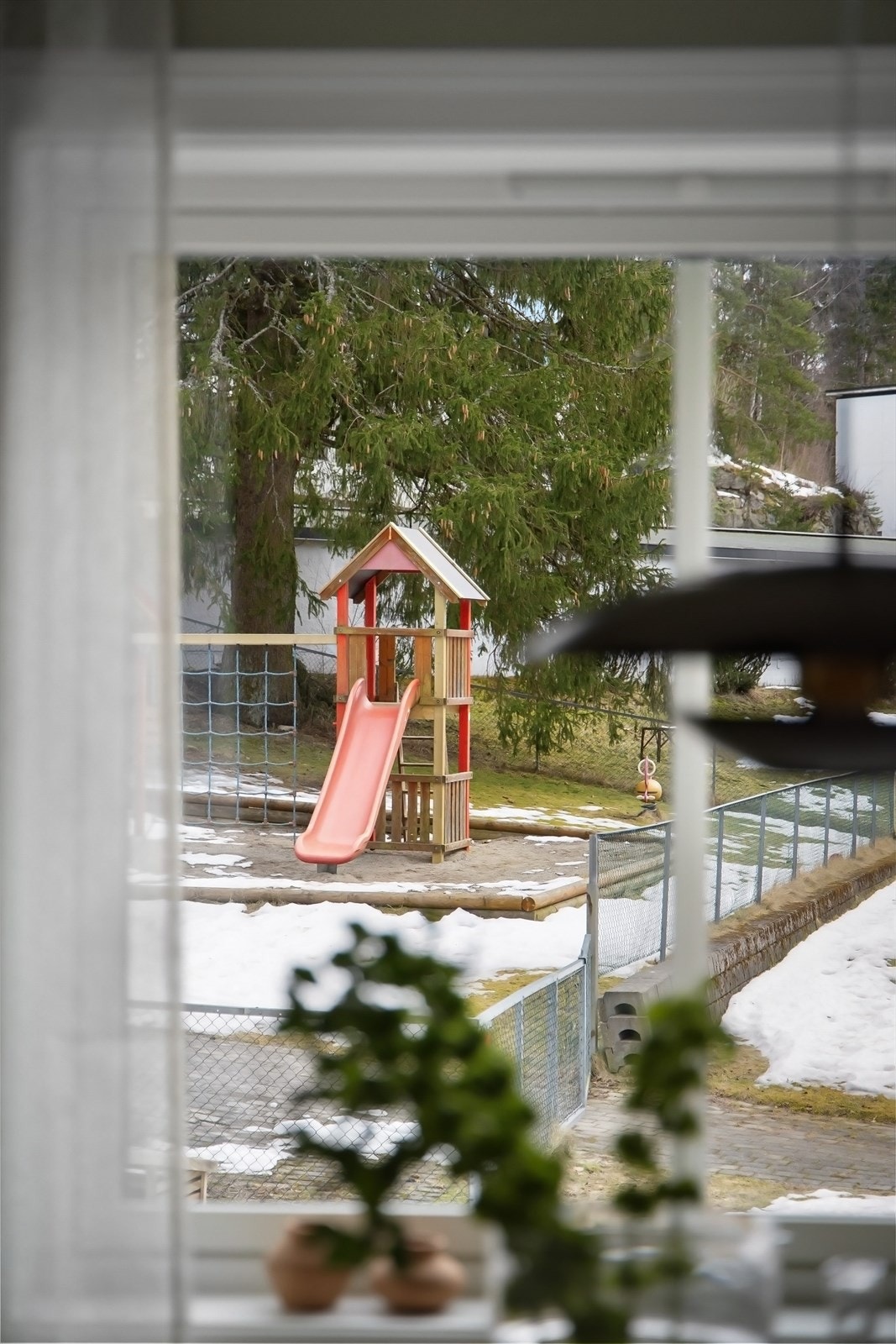 Hyggelig utsikt mot borrettslagets fellesarealer Galleribilde