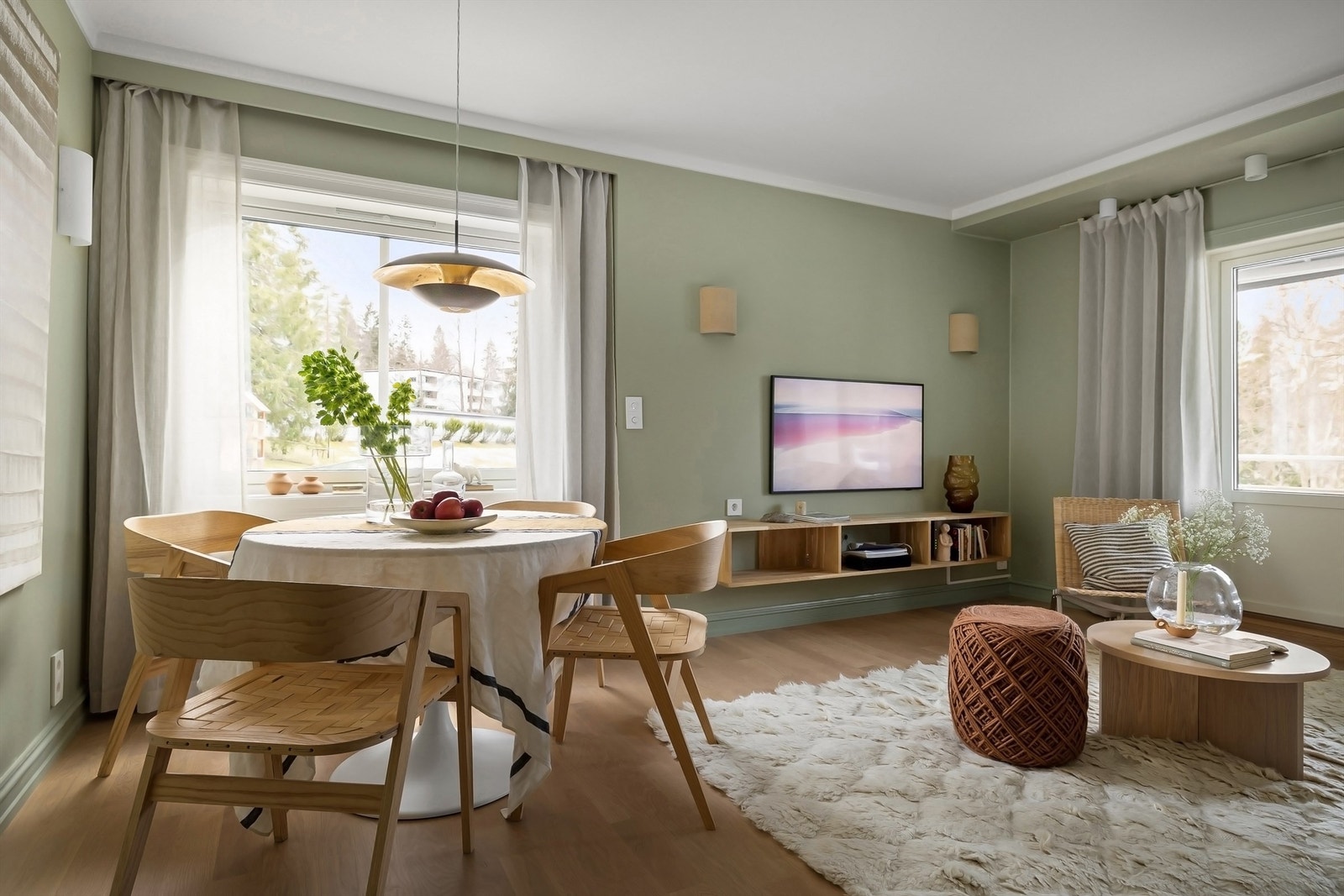 Store vindusflater som bidrar til masser av lysinnslipp, som sammen med de lyse overflatene skaper et naturlig lyst rom Galleribilde