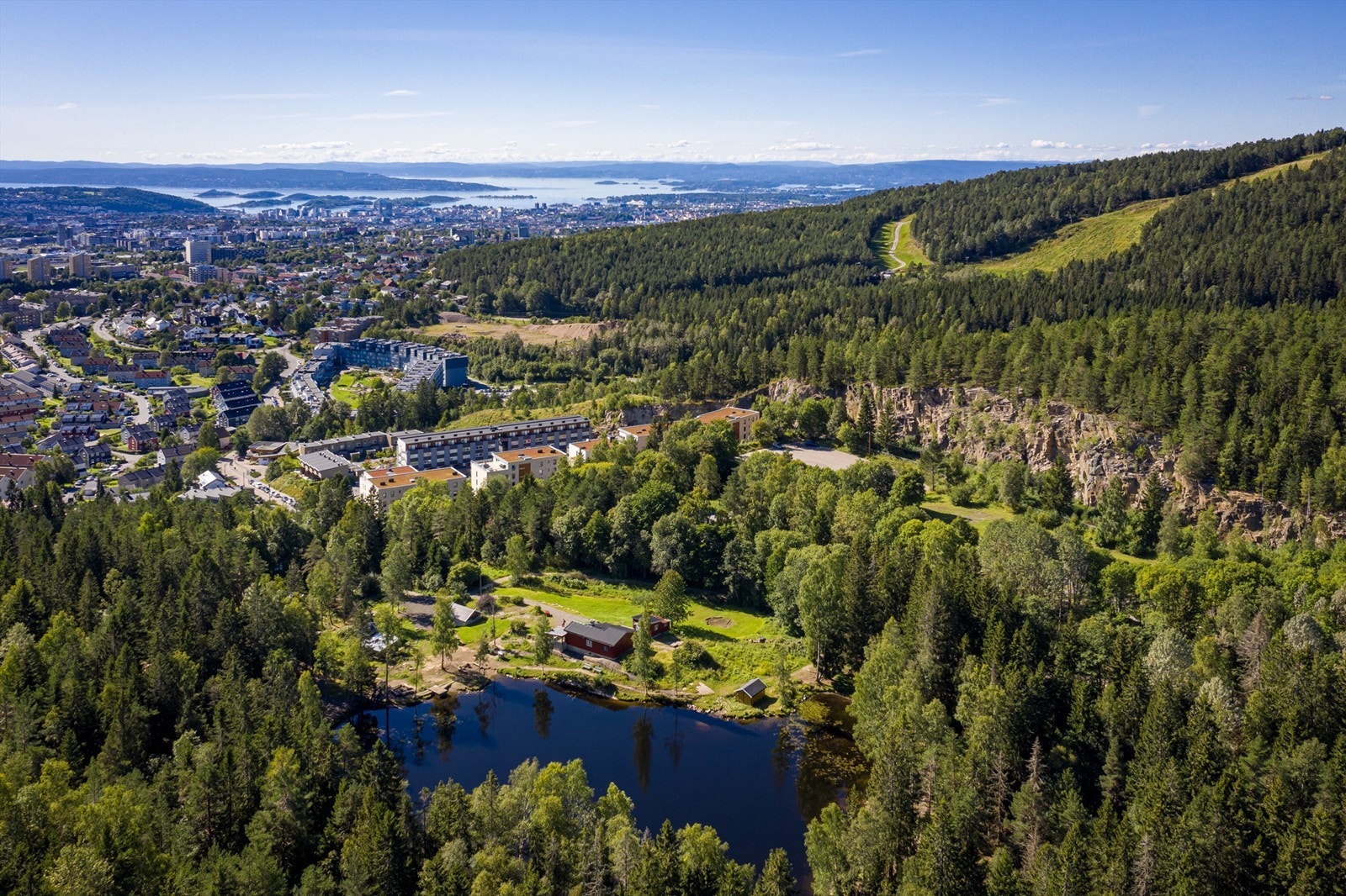 Idylliske Isdammen, kun 250 meter høyere opp i Årvollveien, er et yndet samlingssted for både store og små. Her står det grill til felles disponering hele året og flere hyggelige sittegrupper. Galleribilde