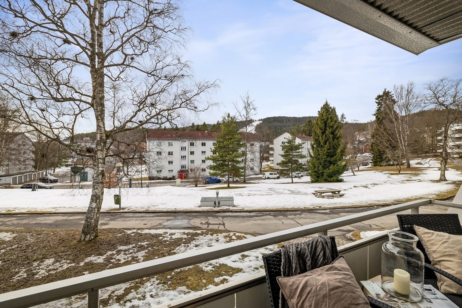 Balkongen byr på sol fra tidlig ettermiddag til sen kveld - i følge selger er solen på balkongen fra ca. kl. 12 til 20 midtsommers Galleribilde