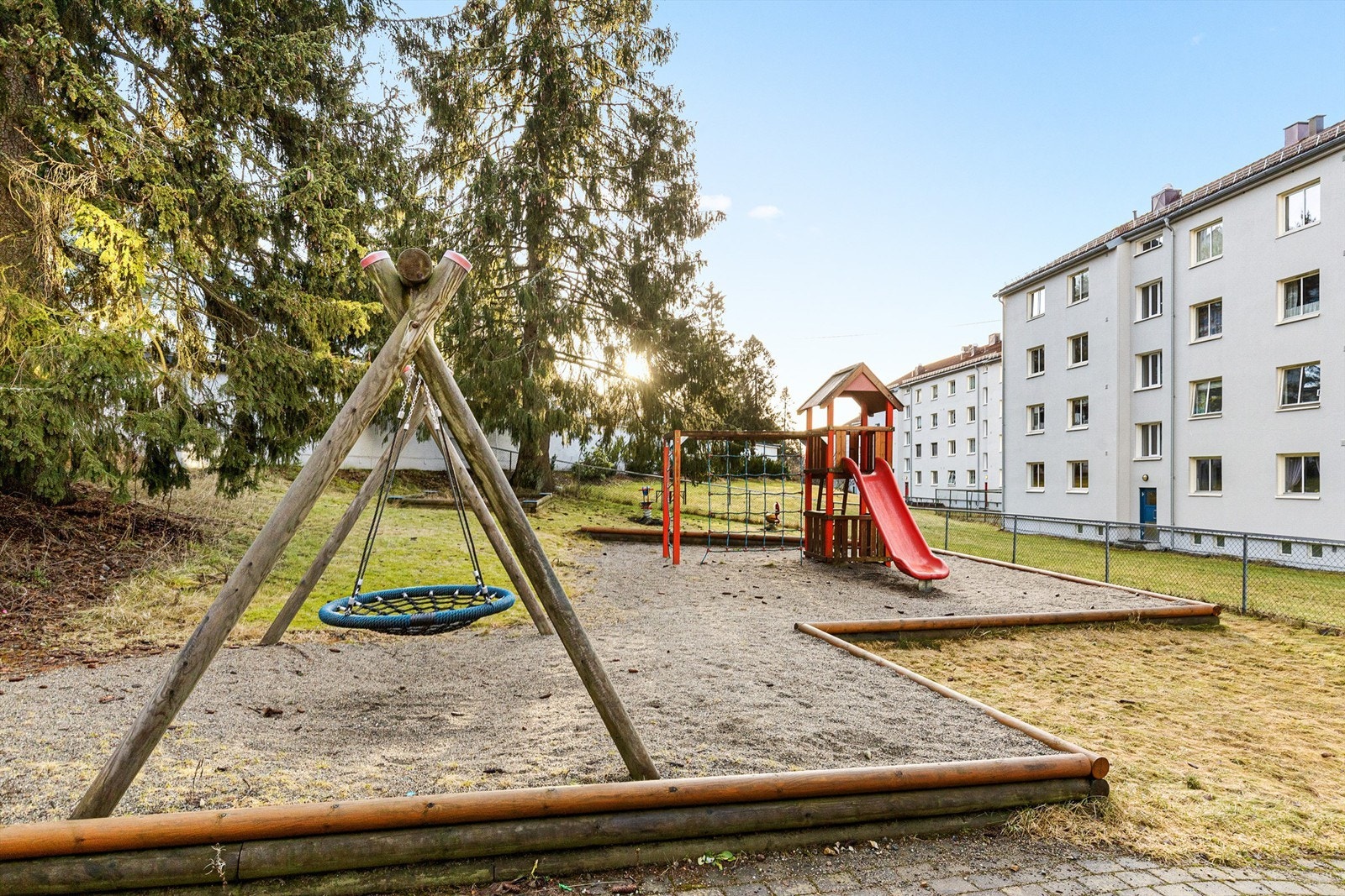 Få meter fra oppgangen ligger en koselig lekeplass Galleribilde