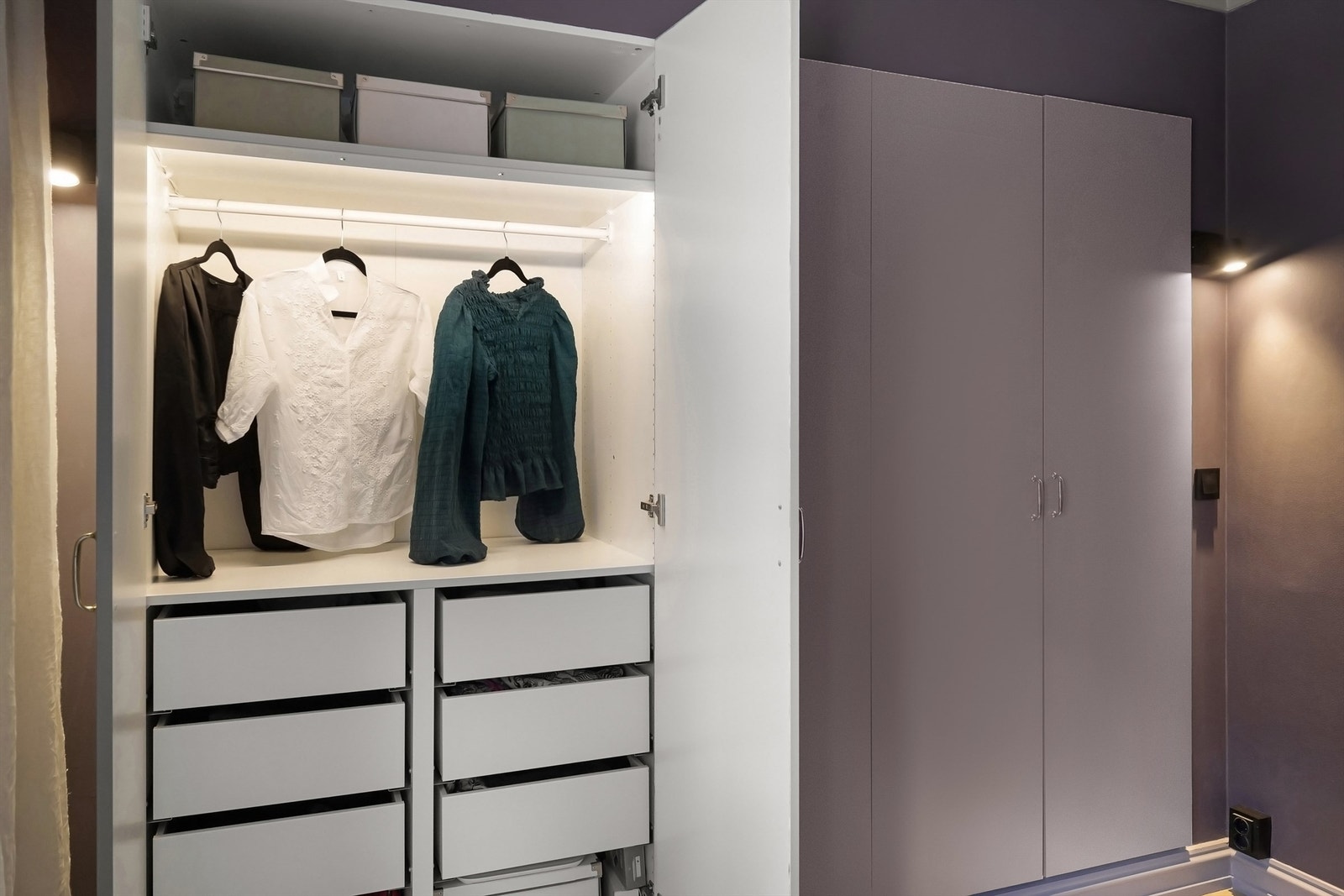 Romslig, plassbygd garderobe er montert o gir god lagringskapasitet Galleribilde