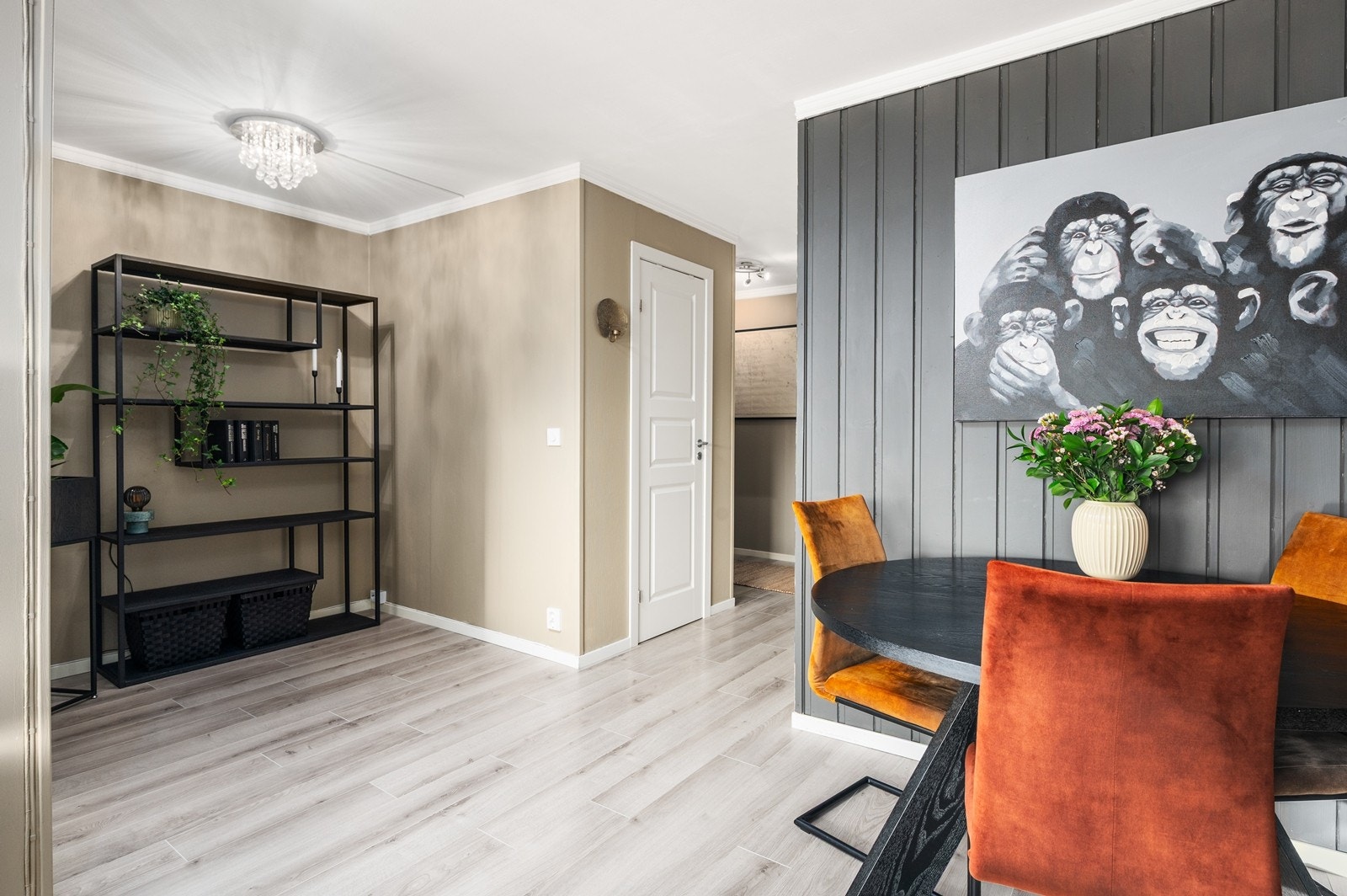 Stue med sofaområde og spiseplass Galleribilde