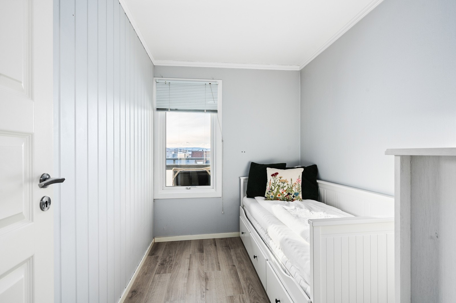 Soverom 2 med laminat på gulv, malt panel samt malte vegger og malt himling - Rommet er opprinnelig en del av stua Galleribilde