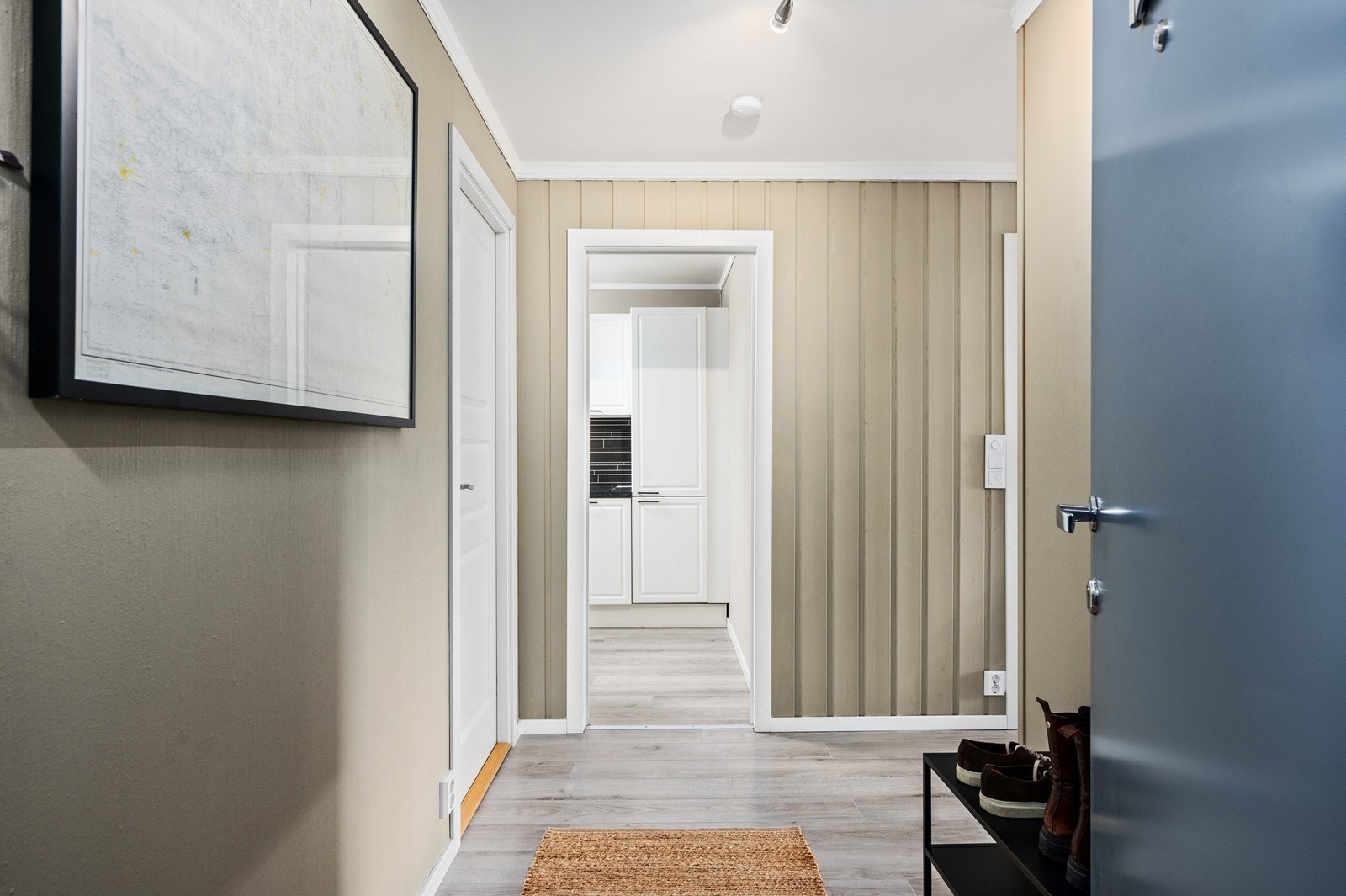 Leiligheten har lagringsplass i disponibel loftsbod og utebod Galleribilde