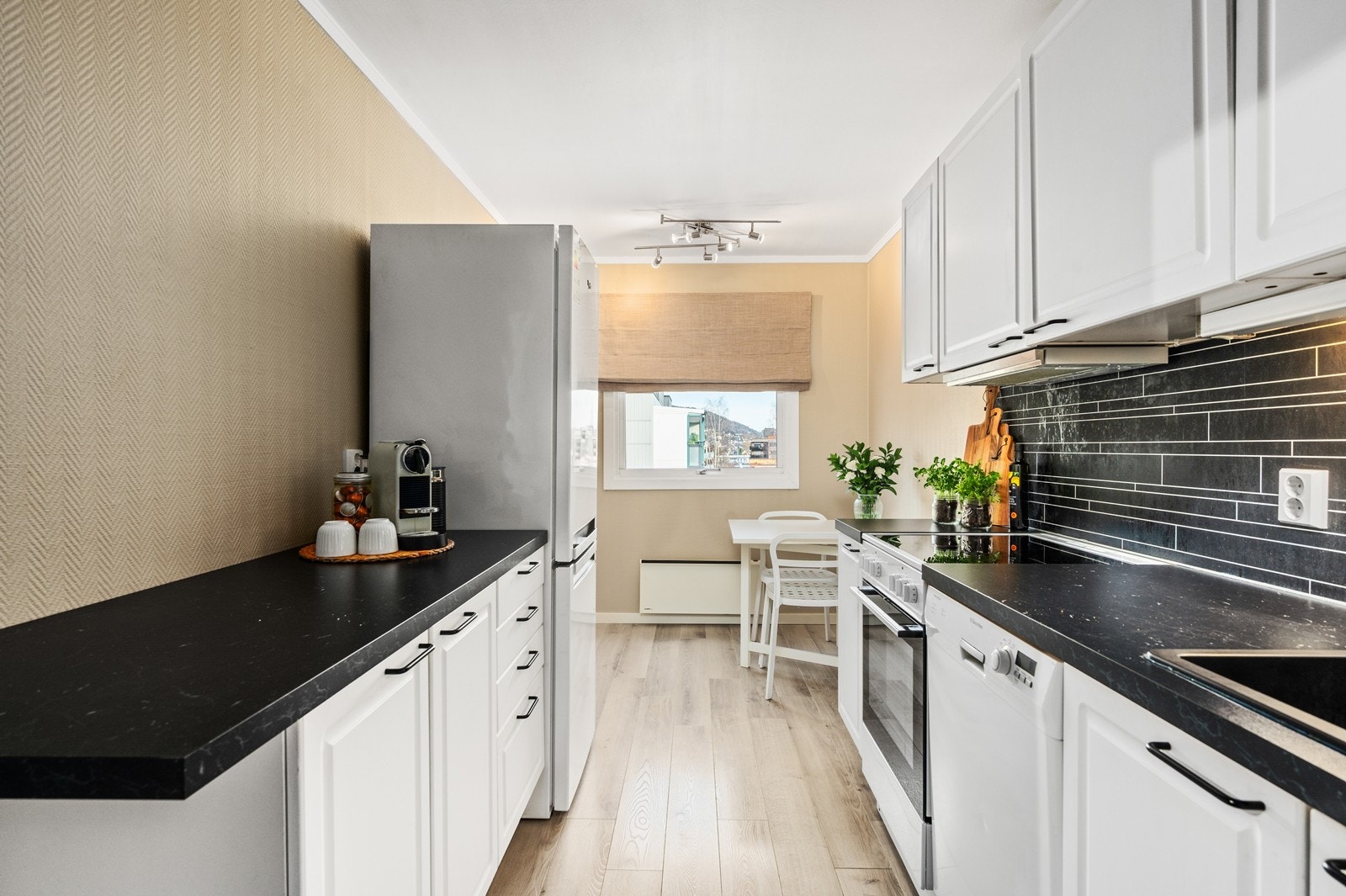 Kjøkkenet ble delvis oppusset i 2023 Galleribilde