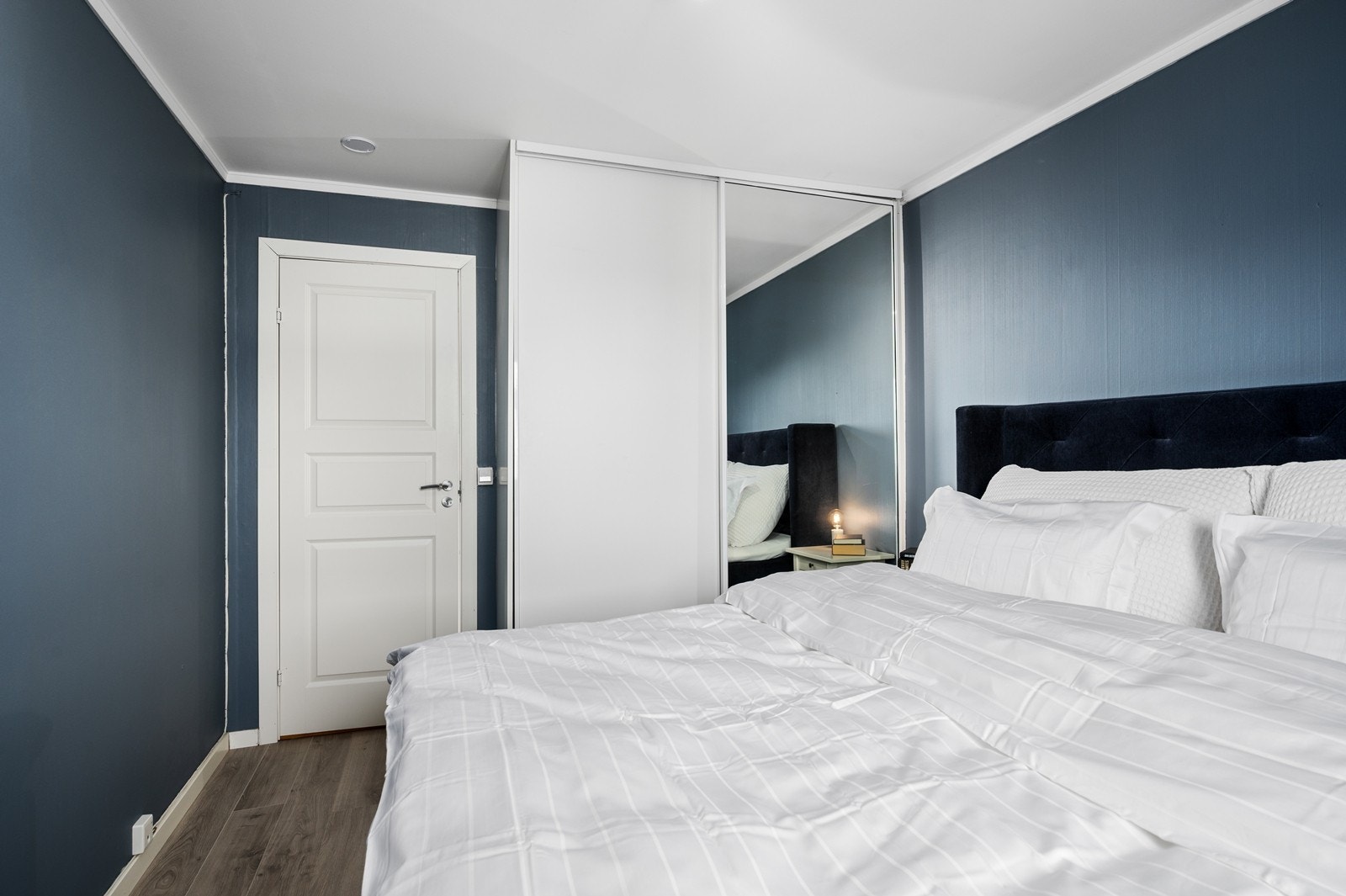 Soverom 1 med skyvedørsgarderobe i hvit og glatt utførelse samt speilfront Galleribilde