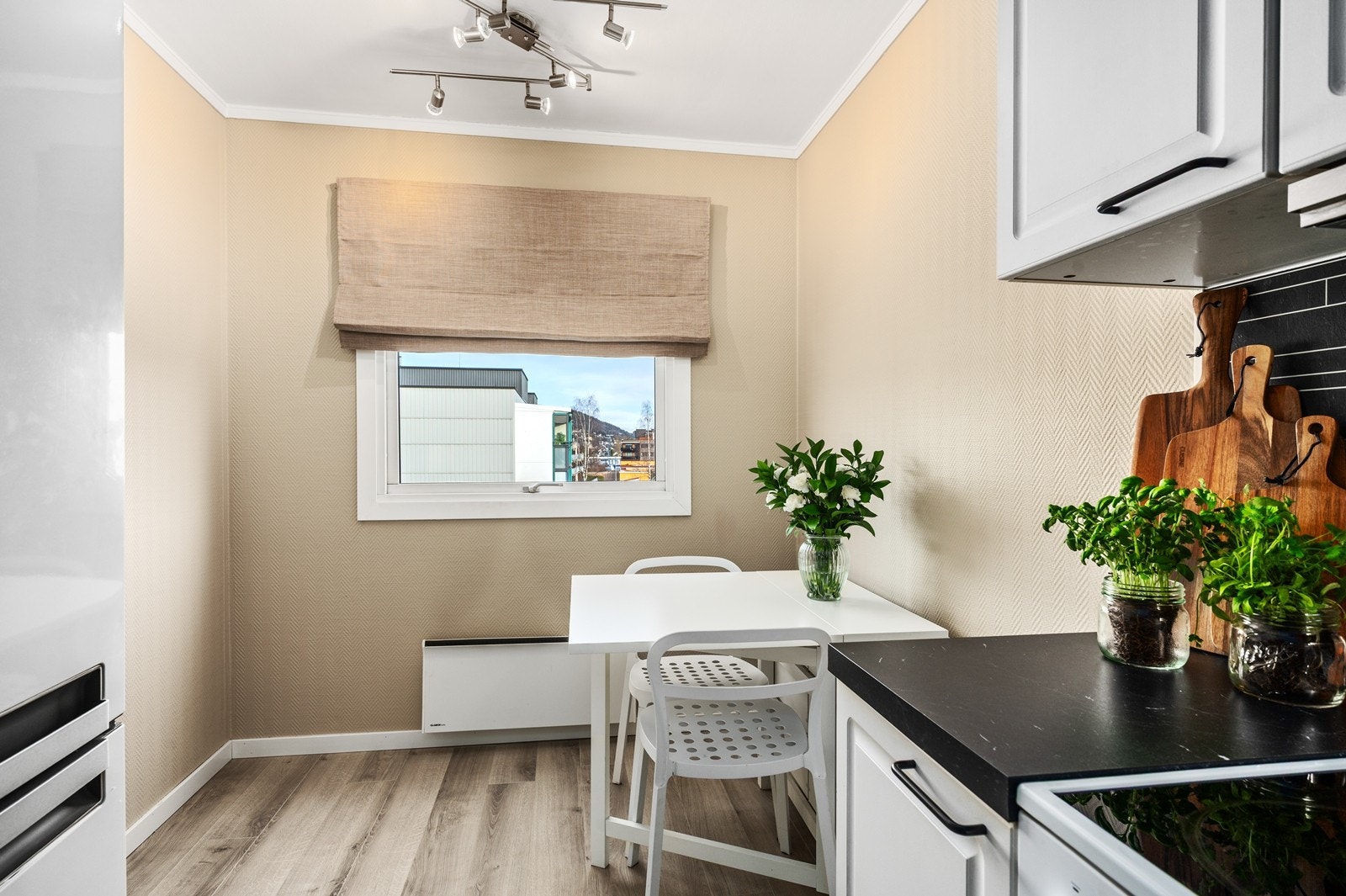 Mulighet for spiseplass i enden av rommet Galleribilde