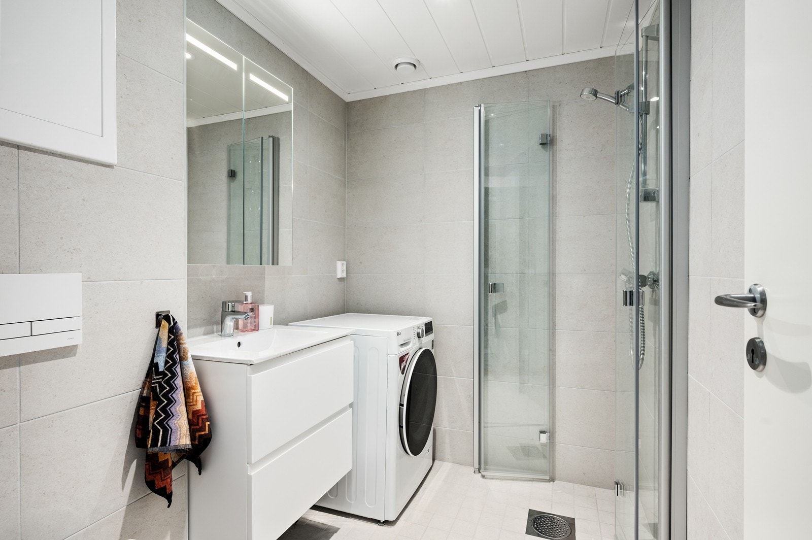 Lyst og pent bad fra 2025 - utført i regi av borettslaget Galleribilde