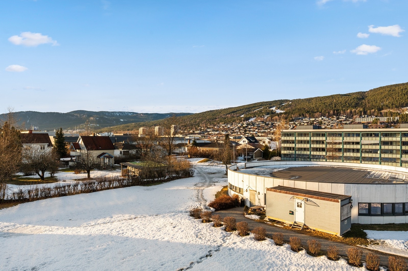 Kort gangavstand til matbutikk, barnehage, barneskole, idrettsanlegg og bussholdeplass Galleribilde
