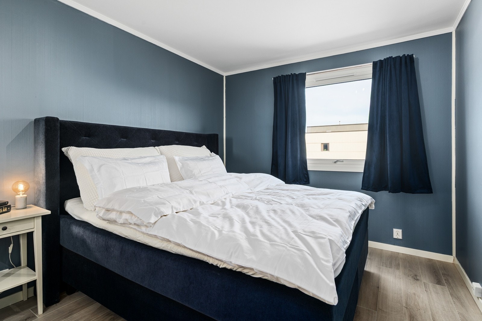 Soverom 1 med laminat på gulv, malt tapet på vegger og malt himling Galleribilde