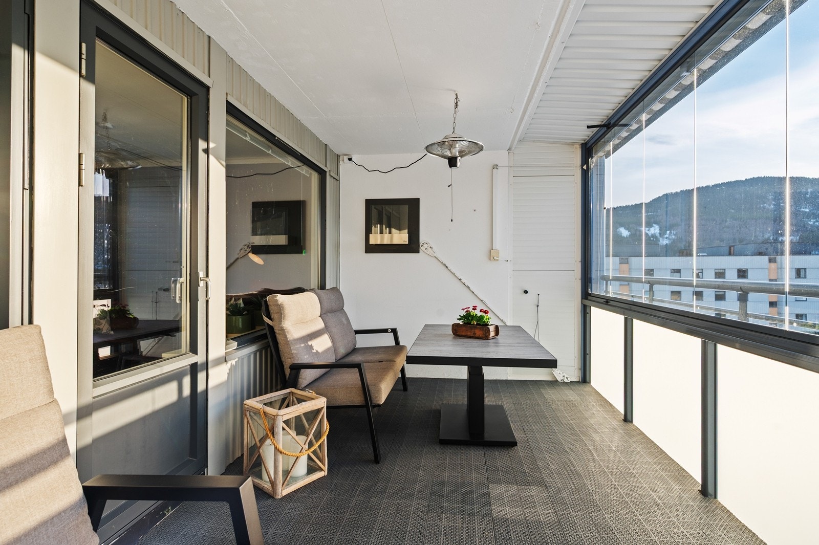 Innglasset vestvendt balkong på 14 kvm med skyvbare glassfelt Galleribilde