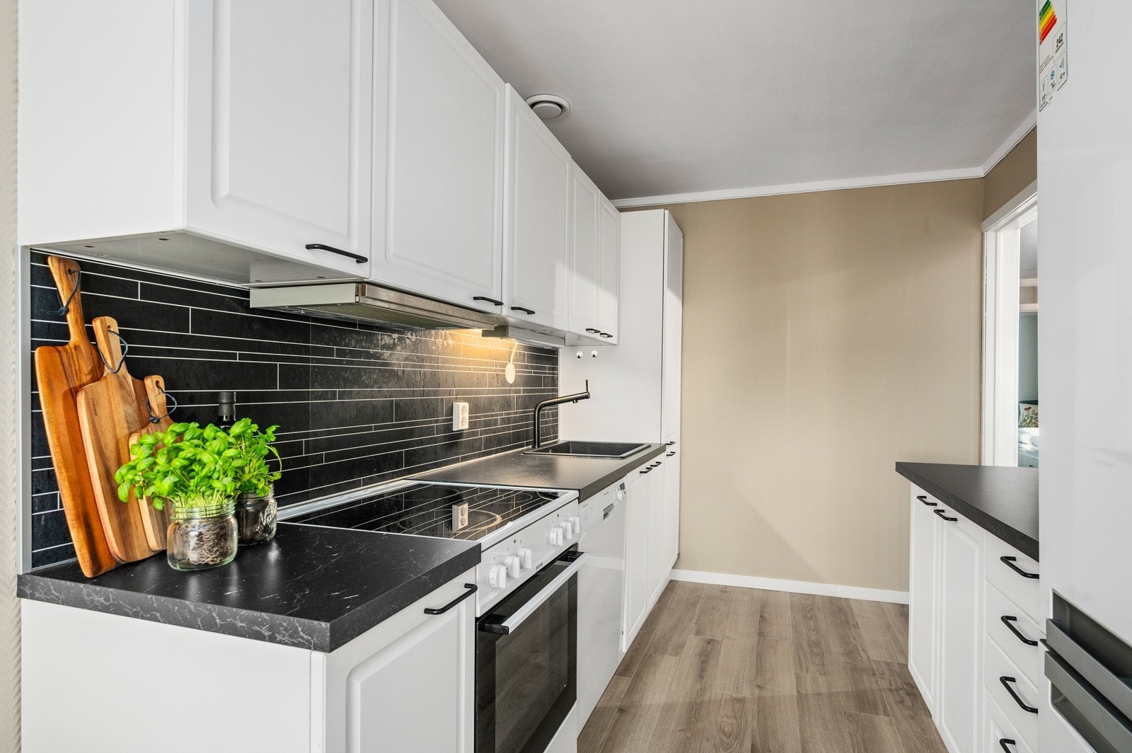 Profilert IKEA kjøkken med medfølgende hvitevarer Galleribilde