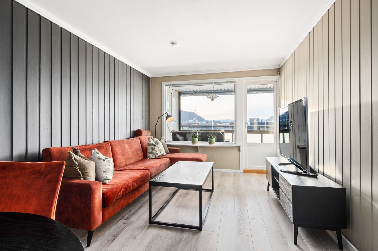 Stue med utgang til innglasset balkong Galleribilde