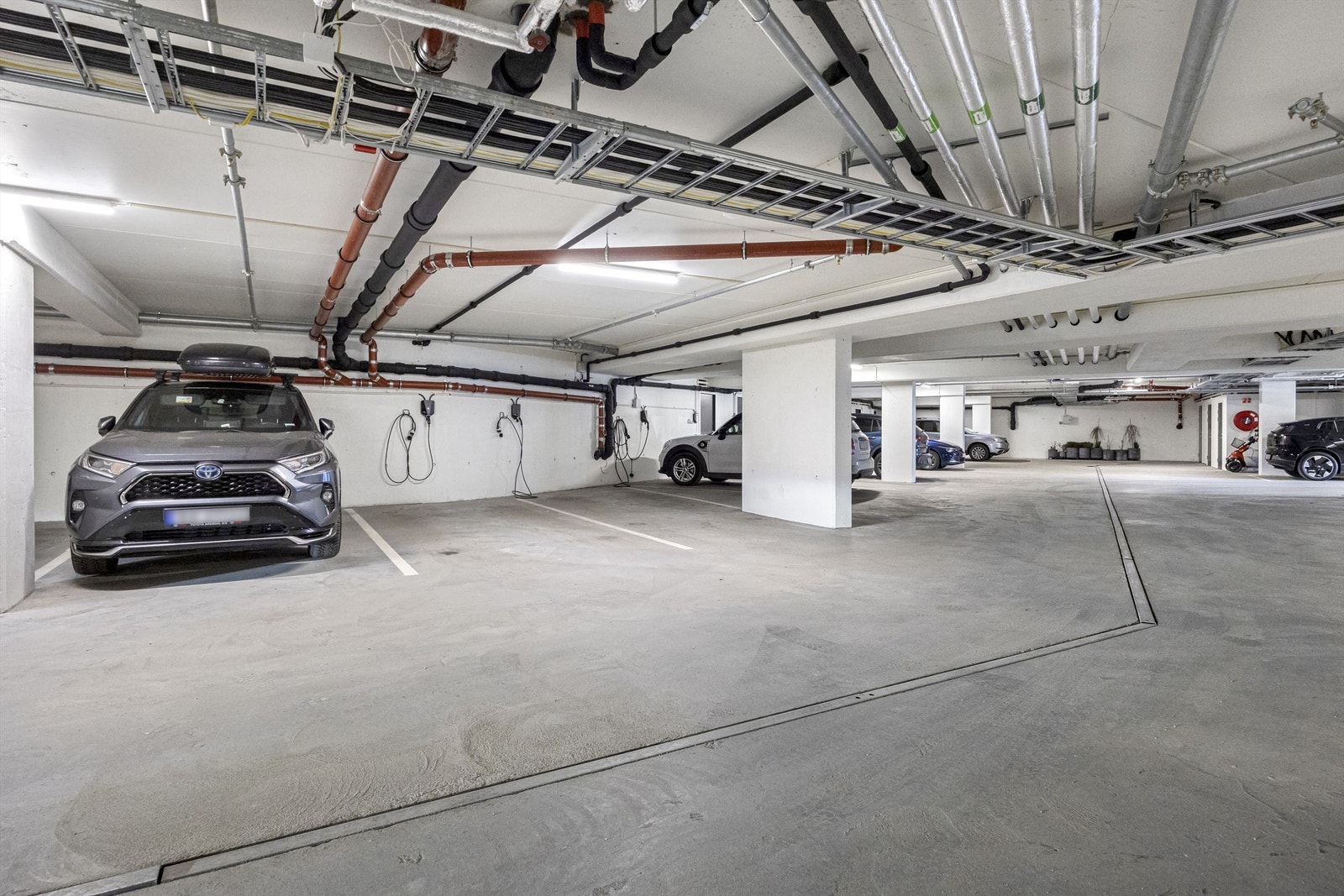 To garasjeplasser ved siden av hverandre, begge med elbillader, kort avstand til heis Galleribilde