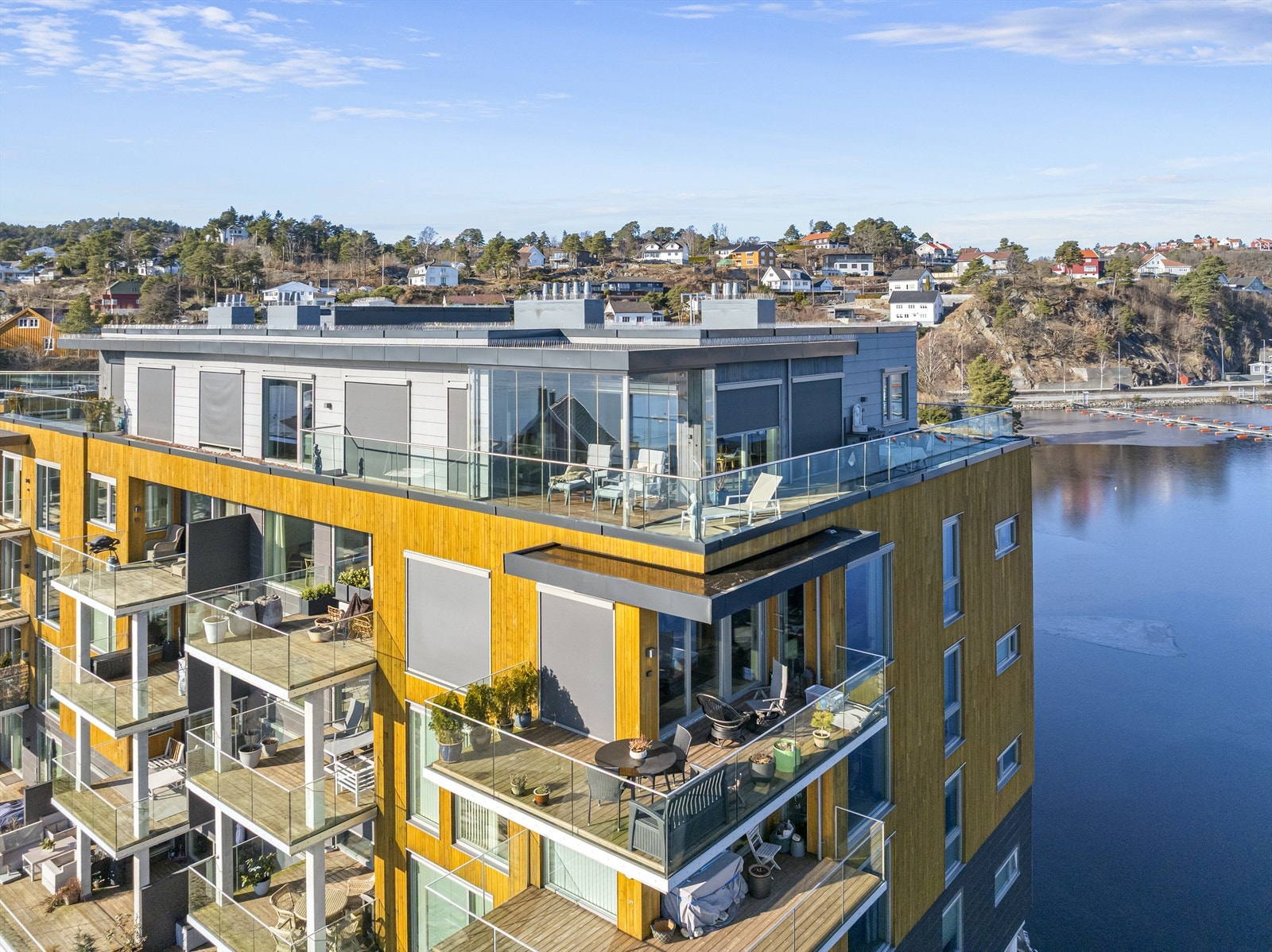 Deler av terrassen er innglasset Galleribilde