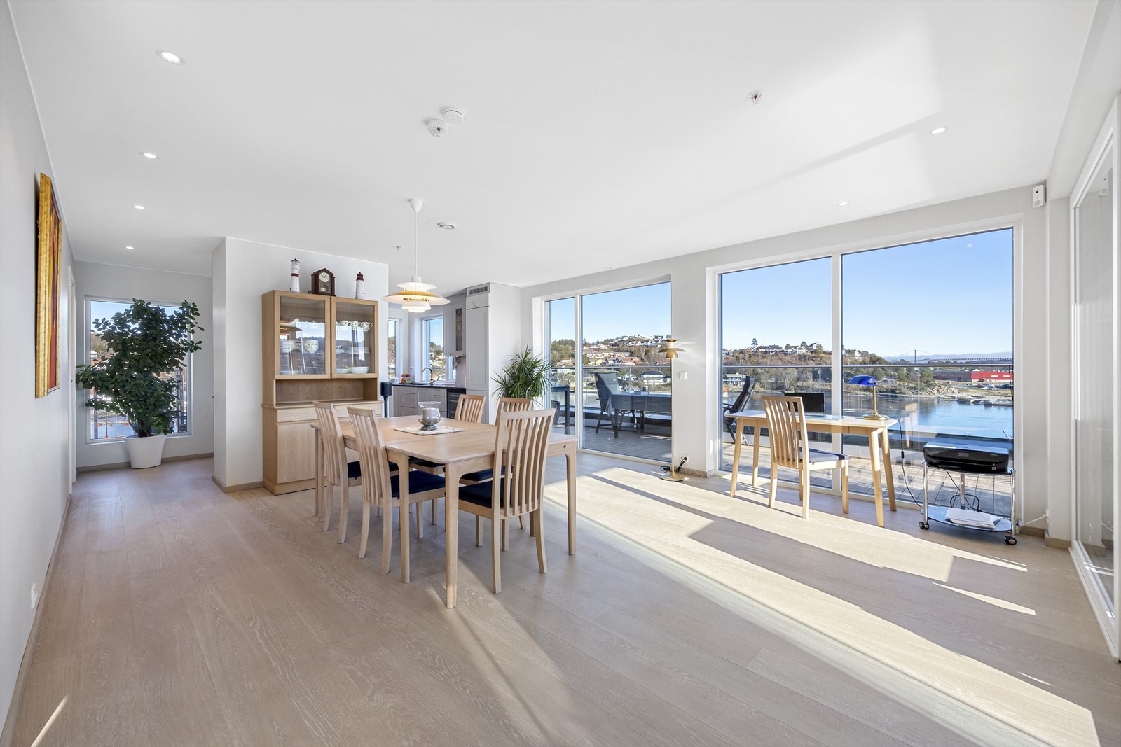 Stor stue med god plass til spisestue Galleribilde