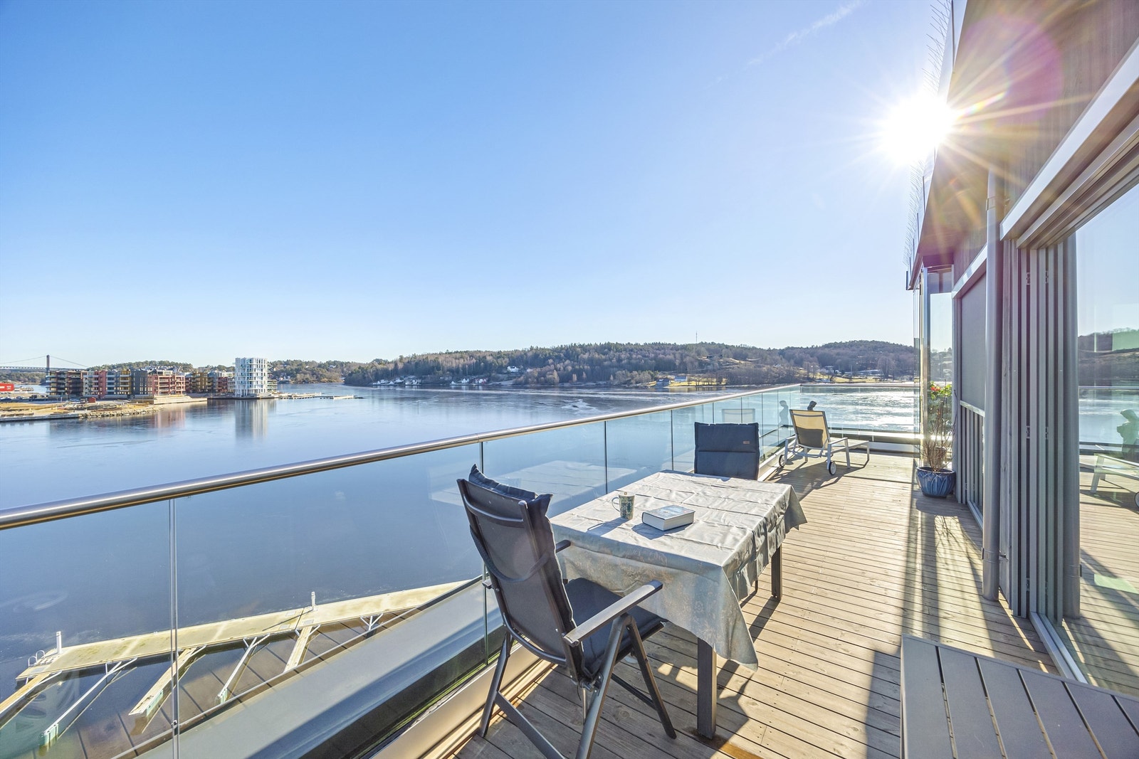 45 kvm terrasse gir gode solforhold. Terrassen strekker seg langs tre av byggets sider. Her finner man alltid ly for vinden Galleribilde