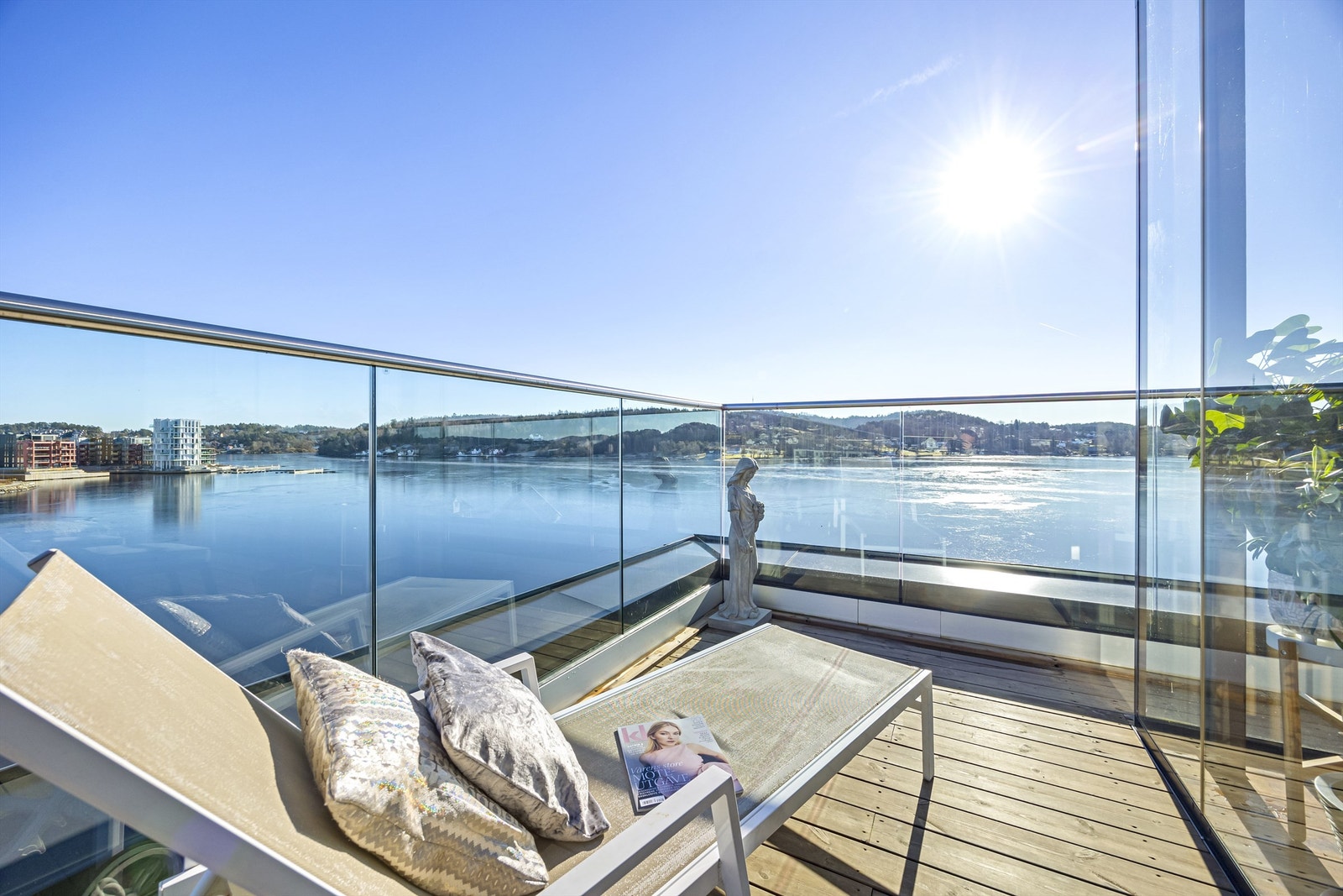 Usjenert, stor og solrik terrasse med sjøutsikt Galleribilde