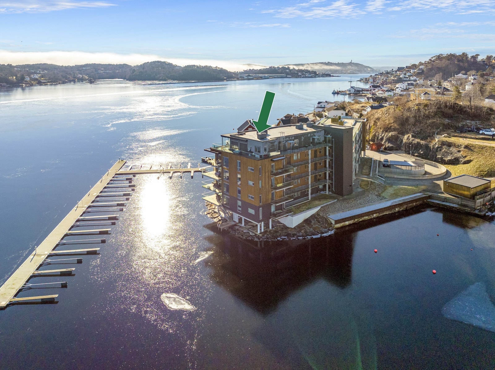 Toppleilighet med terrasse og sjø på tre sider Galleribilde
