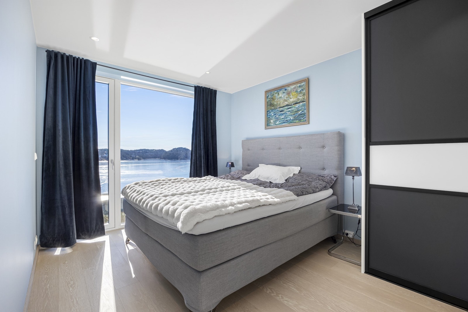 Hovedsoverom med fransk vindu og spesialdesignet garderobeskap i marineblått og hvitt Galleribilde