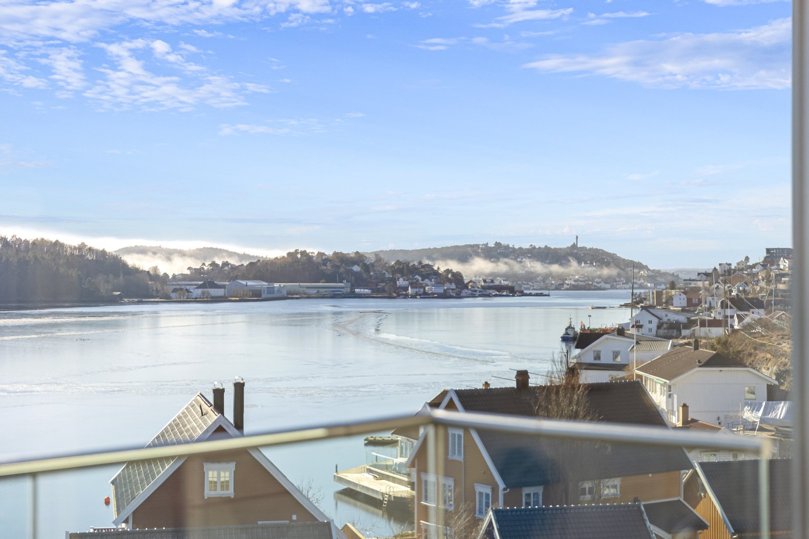 Tromøysund mot Hisøy og Galtesund. Yrende liv i båtsesongen Galleribilde
