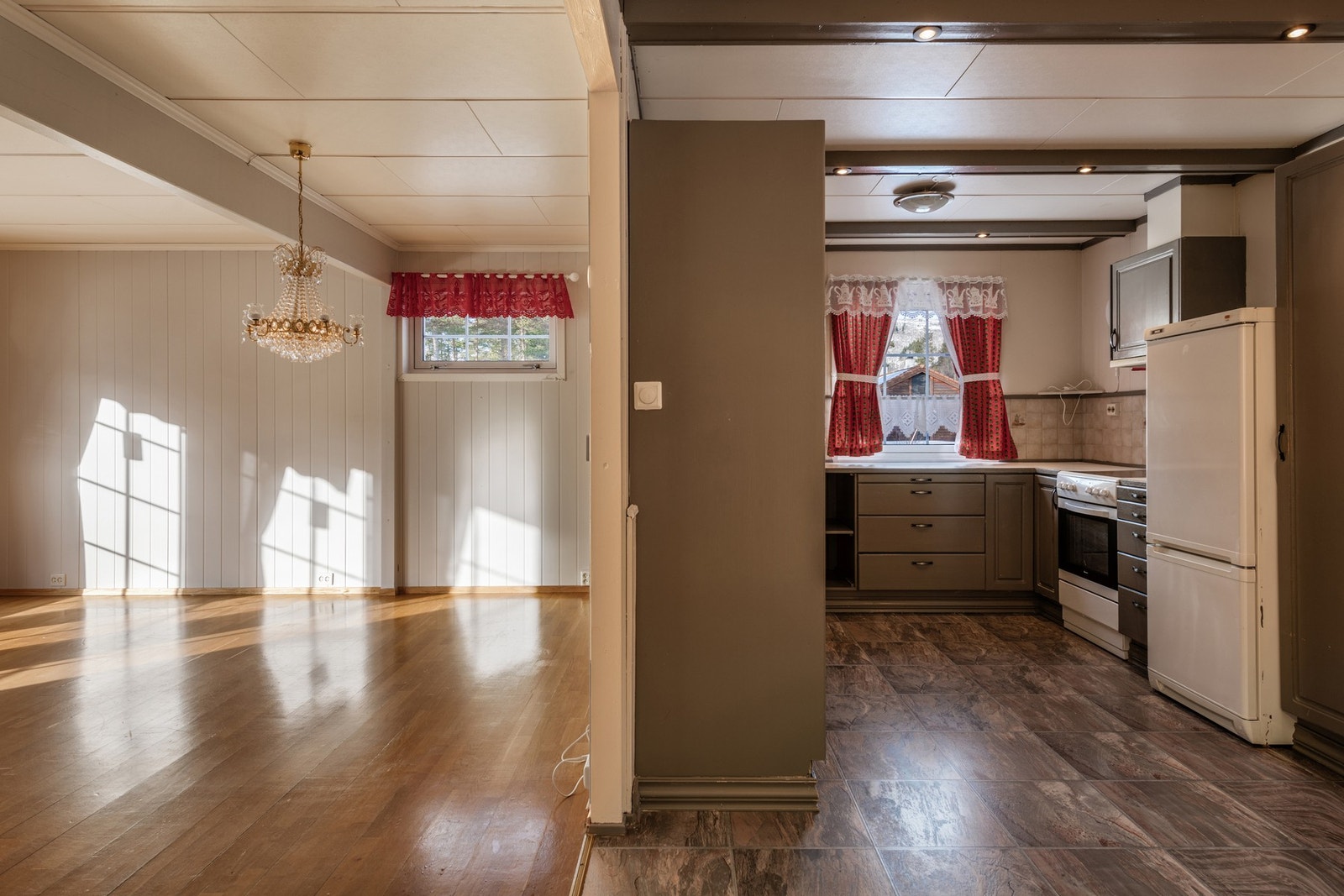 Boligen har en stor stue og et koselig kjøkken Galleribilde