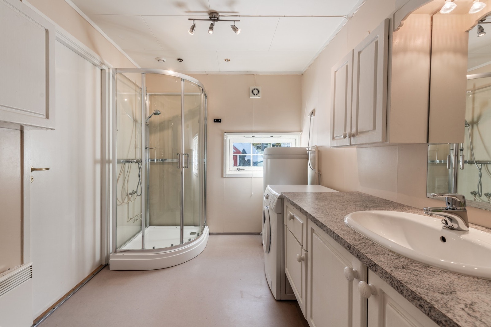 Stort og lyst bad Galleribilde