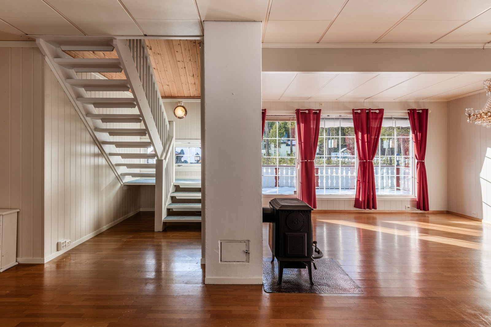 Med store vindusflater, slippes det inn masse naturlig lys Galleribilde