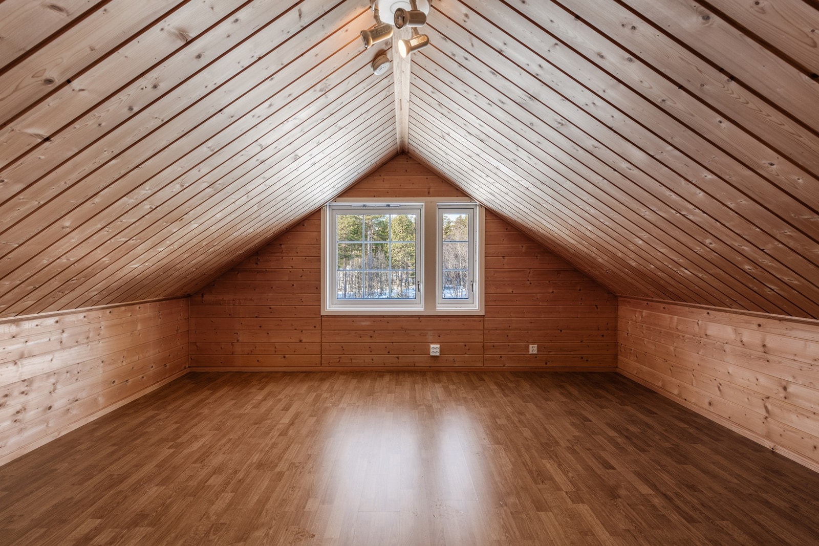 Loftetasjen har to store soverom Galleribilde