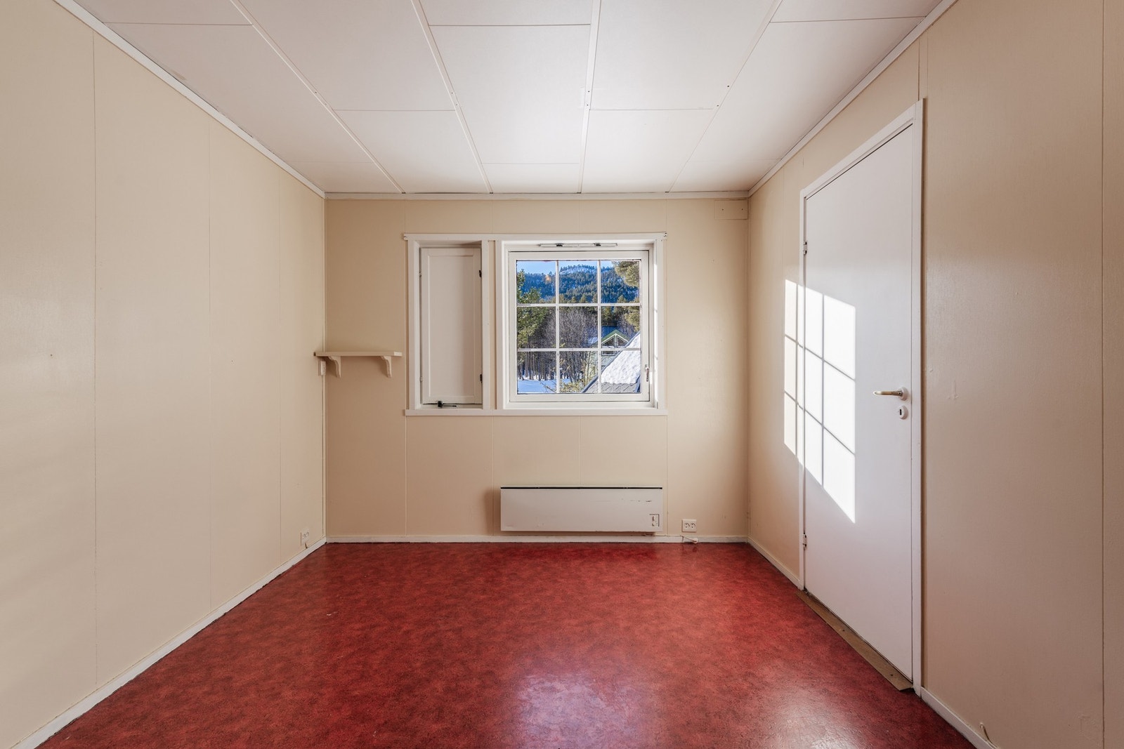 1. etasjes andre soverom med stort vindu Galleribilde