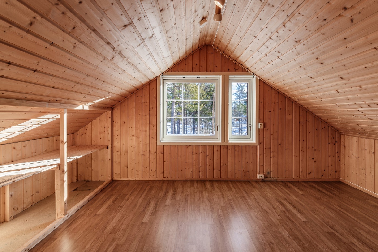 Loftetasjens andre soverom med plassbygde hyller Galleribilde