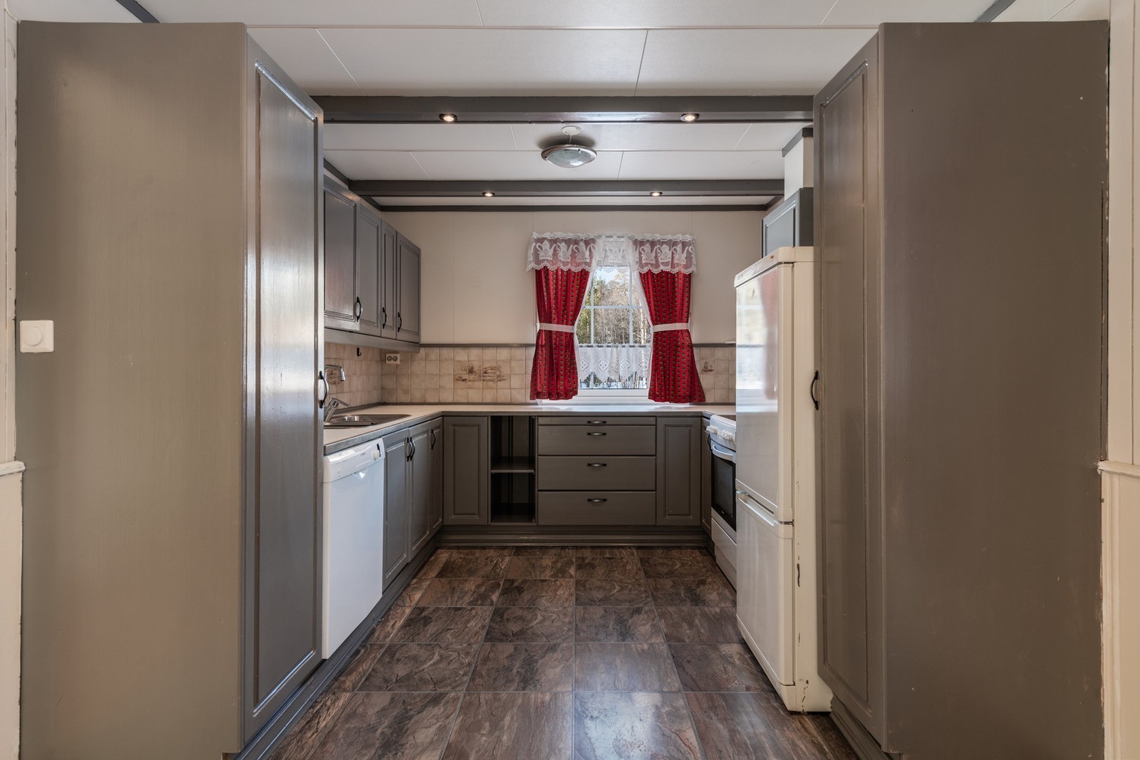 Praktisk kjøkken med god benkeplass Galleribilde