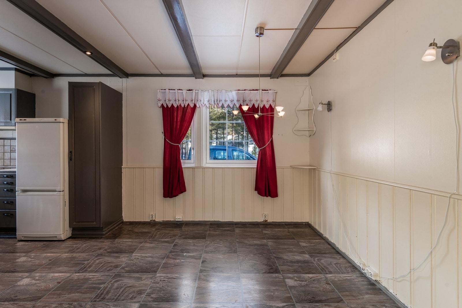 Spisestue rett ved kjøkkenet Galleribilde